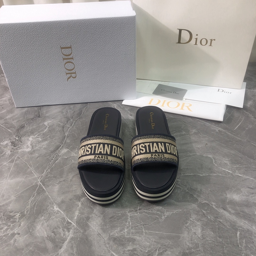 NO:410020,Top version Purchase quality Original development 2025ssDior/Dior new thick-soled slippers. 25 spring and summer new IVIETA DWAY Sponge cake thick-sized one-sized one-shot CD letter logo three-dimensional embroidered thick-soled round toe slippers Original development top version on the market, soft and delicate feet, extremely comfortable. Dior Graphique pattern. This Walk'n'Dior thick-soled sneaker is a fashionable item, further enriching the series. The black cotton canvas upper is decorated with tassel details and is embellished with the white Dior Graphique logo. The pattern is inspired by Marc Bohan's 1971 Dior design archive. Paired with a comfortable and light thick sole, the upper is embellished with Christian Dior Paris  Logo. It can add a novel temperament to various casual styles, and can also be matched with other Dior Graphique items in the series to create matching styles. Fabric imported from Italy original electric embroidery embroidery inner lining imported from Italy original water dye cowhide footbed Italian imported from Italy original water dye cowhide sole imported from Italy original wear-resistant velvet combination sole 4.5CM thick (thickness is the same as the original version) Size 35-39 (40.41.42 custom made, no return and exchange) Packaging top-level high-end full set of genuine original consistent packaging, slippers, dior, dior, sneakers, slippers, cowhide19860909顶级版本 代购品质 原版开发 2025ssDior/迪奥新款厚底拖鞋.25春夏新款 IVIETA DWAY 松糕厚座一字拖CD字母logo立体刺绣厚底圆头露趾拖鞋 原版开发市面顶级版本,脚感柔软细腻,舒适度极高.DiorGraphique图案.这款Walk'n'Dior 厚底运动鞋是一款时尚单品,进一步丰富该系列.黑色棉质帆布鞋面饰以流苏细节,点缀以白色Dior Graphique 标志,图案灵感源自马克·博昂(Marc Bohan) 1971年的 Dior 设计档案.搭配舒适轻盈的厚底,鞋面点缀以Christian Dior Paris 标志.可为各式休闲造型增添新颖气质,亦可与该系列的其他Dior Graphique 单品搭配,打造配套造型. 面料意大利进口原版电绣刺绣 内里意大利进口原版水染牛皮 垫脚意大利进口原版水染牛皮 鞋底意大利进口原版耐磨绒组合底 底厚4.5CM（厚度和原版一致） 码数35-39（40.41.42定做,不退换） 包装顶级高端全套正品原版一致包装,拖鞋,dior,dior,sneakers,slippers,cowhide,Women's Shoes