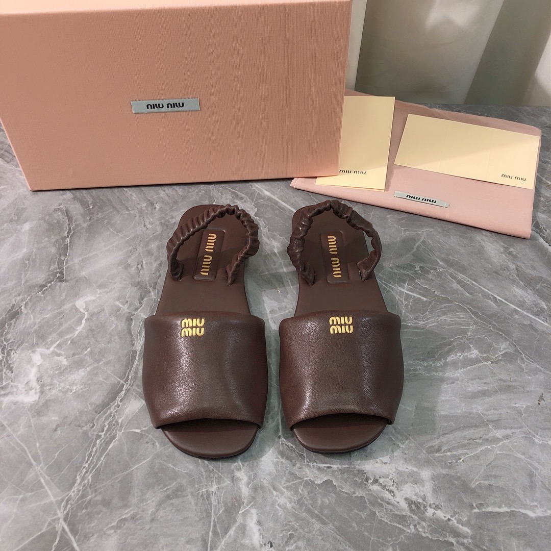 NO:410005,Top version Purchase quality Original development MIUMIU Miu Miu 2025ss new flat sandals New product full leather pure handmade sandals. Original purchase and development Made goods Top original quality, the highest version on the market is so comfortable to use. Pay attention to only high-end quality!  !  !  Align with the quality of the counter, the upper imported original brocade sheepskin fabric from Italy, the inner and insoles are both imported original brocade sheepskin from Italy, and the original rubber outsole from Italy. The real material, whether it is leather, last, sole, or craftsmanship, is consistent with the zp upper using the original brocade sheepskin from Italy. It is matched with the inner sheepskin sheepskin comfort design, soft soles and mixed sheepskin inner lining, making the surface sole more comfortable. Insert a high-resistance latex insole to share the pressure of the instep, and does not hit the feet when worn. Super simple matching effect, distinct personality, a must-have style for fashionable and fashionable outfits, light and comfortable. Super comfortable foot feeling!  Full of design, a stylish and stylish item, all developments, according to the original requirements, in-depth disassembly and restored, pure handmade, expensive, using original rubber bottom imported from Italy, Italian method and craftsmanship, your thoughts are finally here, versatile, suitable for any occasion, everyone must have a pair!  Fabric imported from Italy original brocade sheepskin, inner lining imported from Italy original sheepskin footbed, imported from Italy original sheepskin, outsole imported from Italy original rubber sole, size 35-39 (40.41 custom made, no return or replacement) can be customized without a standard and customer logo, no return or exchange. Packaging top-level high-end full set of original authentic products consistent packaging, slippers, miumiu, sandals, slippers, sheepskin19860909顶级版本 代购品质 原版开发 MIUMIU 缪缪2025ss新款平底凉鞋 新品全真皮纯手工制作凉拖鞋 .原版购入开发 做货 顶级原单品质,市面最高版本上脚简直太舒服了注意 只做高端品质！！！对准专柜品质 鞋面意大利进口原版锦羊皮面料,内里和鞋垫都是意大利进口原版羊皮,意大利进口原版橡胶大底.一分钱一分货,真材实料,无论是皮料、楦型、鞋底、工艺,都跟zp一致鞋面采用意大利进口原版锦羊皮皮料 搭配内胆羊皮舒适设计,软软鞋底和混种绵羊皮内里,让面底都更舒适,置入高回弹乳胶鞋垫分担脚背压力,穿着不打脚.超级简单的搭配效果,个性鲜明,时尚潮流穿搭必备款式,轻盈舒适.超级舒适脚感！设计感十足 一款彰显个性 潮流神级单品 所有开发 按原版要求 深度拆解还原 纯手工制作 成本不菲 采用意大利进口原版橡胶大底 意大利做法工艺 你们的心心念念终于来了 百搭适用任何场合、人手必备一双！ 面料意大利进口原版锦羊皮 内里意大利进口原版羊皮 垫脚意大利进口原版羊皮 大底意大利进口原版橡胶底 码数35-39（40.41定做,不退不换） 可定做无标和客人logo定制,不退不换 包装顶级高端全套原版正品一致包装,拖鞋,miumiu,sandals,slippers,sheepskin,Women's Shoes