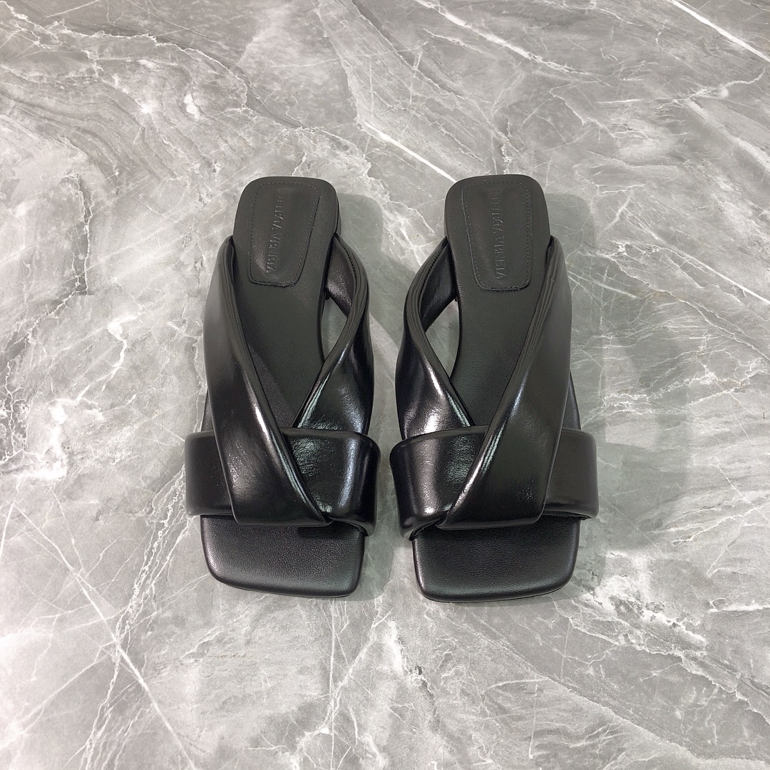 NO:409975,Top high-end version, purchasing quality, original development, Bottega Veneta2025ss new hot product, summer women's Riva flat muller sandals. BV new full leather kink woven decorative slippers are popular, ins & Xiaohongshu has many internet celebrities!  Super sexy on your feet!  It's really beautiful!  There is reason to bring a fashionable and strong wind, making people feel comfortable. Heavy but not tired. Original custom fabric. Compared with the highest version of the market. This square-toe kink upper has a super high-end feel!  High-end wear is fairy, simple, fashionable and design-like, and they are all very easy to wear, especially the sole of the forefoot injection molded raw rubber shoe with anti-slip pads and will not be tired for a day, it is practical and textured, especially suitable for office workers (the original mold-opening custom-colored shoe soles are the same) It is worth mentioning that the silk film sole that has been opened and tested repeatedly is almost perfect, and most of the market is sprayed. Square toe flat-sole kink woven design elements can be called the BV family design gene. The upper is made of original shiny calfskin imported from Italy and matched with the inner liner imported from Italy. It is very designed and full of design. A model that highlights personality. Trendy and god-grade product. All developments. According to the original requirements, deep disassembly and restored. Leather bag heel kink craft. Pure handmade. Very expensive. Use Italian leather injection molding outsole. Raw glue injection molding process. Anti-slip and comfortable.  Your thoughts are finally here. It is versatile and suitable for any occasion, and everyone must have a pair!  Fabric imported from Italy original calf leather, inner lining imported from Italy original sheepskin footbed, imported from Italy original sheepskin, outsole imported from Italy original genuine leather injection molded sole, heel 1.5CM (heel height is the same as the original version) Size 35-39 (40.41.42.43 customization, no return and exchange) Customization: Customized without a standard and customer logo, no return or exchange, packaging top-level high-end full set of original consistent authentic packaging, split-toe shoes, bottega veneta, bottega veneta, high heels, slippers, cowhide, sheepskin19860909顶级高端版本 代购品质 原版开发 Bottega Veneta2025ss新品爆款夏季女士Riva平底穆勒凉拖鞋.BV新款全真皮扭结编织装饰拖鞋抢手大爆款,ins&小红书巨多网红明星上身！上脚超性感！真的太美了！有理由刮起时尚大风,让人沦陷的舒适感 厚重而不累脚,原版定制面料 对比市场最高版本.这款方头扭结鞋面超有高级感！高级穿着又仙女 简约时髦又有设计感 而且都非常非常好穿,特别是前掌注塑生胶鞋底部有防滑胶垫走一天也不会累,实用又有质感,特别适合上班一族（原版开模定制颜色鞋型鞋底一摸一样）值得一提的是鞋底花费一个月开模反复测试过的丝膜大底做到几乎完美,市场上大部份是喷涂.方头平底扭结编织设计元素 堪称BV家族设计基因 鞋面采用意大利进口原版亮泽小牛皮 搭配内胆意大利进口原版羊皮舒适设计 设计感十足 一款彰显个性 潮流神级单品 所有开发 按原版要求 深度拆解还原 真皮包跟编织扭结工艺 纯手工制作 成本不菲 采用意大利真皮注塑大底 生胶注塑工艺 防滑舒适 你们的心心念念终于来了 百搭适用任何场合、人手必备一双！ 面料意大利进口原版小牛皮 内里意大利进口原版羊皮 垫脚意大利进口原版羊皮 大底意大利进口原版真皮注塑底 鞋跟1.5CM（跟高和原版一致） 码数35-39（40.41.42.43定做,不退换） 定制:可定做无标和客人logo,不退不换 包装顶级高端全套原版一致正品包装,分趾鞋高跟鞋,bottega veneta,bottega veneta,high heels,slippers,cowhide,sheepskin,Women's Shoes