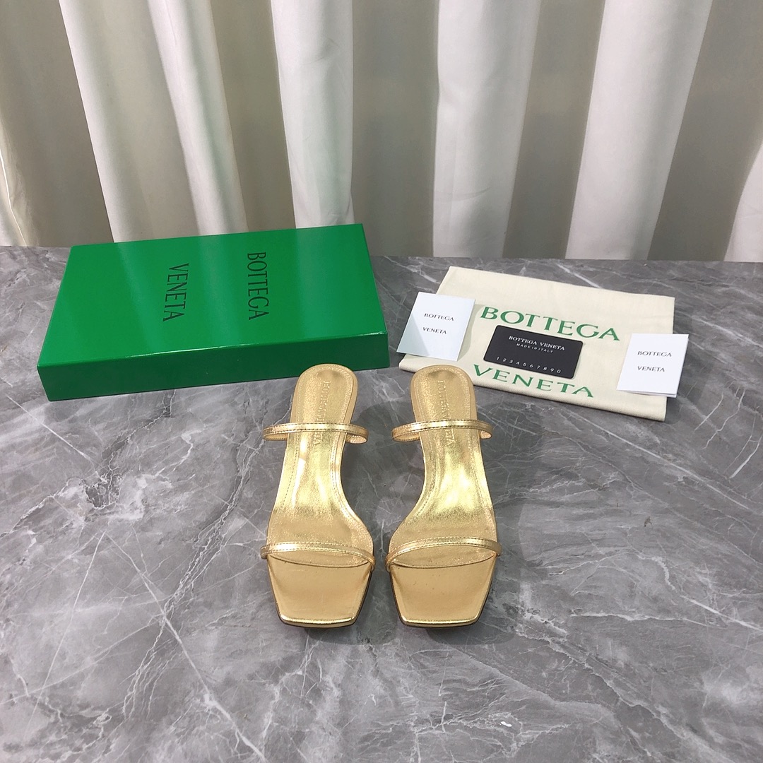 NO:409963,Top high-end version, purchasing quality, original development, Bottega Venetass new hot summer square-toe mid-heel sandals Knot Muller sandals women's shoes. BV new pure heel steel gilded knot mid-heels are popular, ins & Xiaohongshu has many internet celebrities!  Super sexy on your feet!  It's really beautiful!  There is reason to bring a fashionable and strong wind, making people feel comfortable. Heavy but not tired. The original custom-made calfskin imported from Italy is compared to the highest version in the market. This heel is made of pure steel gilded rope knot, which is super high-end!  High-end wear is fairy, simple, fashionable and design-like, and they are all very easy to wear, especially the sole of the forefoot injection molded raw rubber shoe with anti-slip pads and will not be tired for a day, it is practical and textured, especially suitable for office workers (the original custom-made shoe soles are the same as the same). It is worth mentioning that the silk film sole that has been opened and tested repeatedly is almost perfect, and most of the market is sprayed. Square-toe pure steel gilded rope knot mid-heel design element can be regarded as the BV family design gene. The upper uses imported original top calfskin. It is comfortable to design with cowhide and cowhide. It is full of design. A model that highlights personality. Trendy and god-grade items. All developments. According to the requirements of the original version, deep disassembly and restore. Pure steel heel gilded rope knot technology. Pure handmade. It is expensive. It uses Italian leather injection molding. Raw glue injection molding technology. Anti-slip comfort. Your thoughts are finally here.  It is versatile and suitable for any occasion and is a must-have pair for everyone!  Fabric imported from Italy original calf leather, inner lining imported from Italy original cowhide, footbed imported from Italy original cowhide, outsole imported from Italy original genuine leather injection molded sole, heel 4.5CM (heel height is the same as the original version) Size 35-39 (34.40.41.42.43 customized, no return and exchange) Customization: Customized without a standard and customer logo, no return or exchange, packaging top high-end full set of original consistent authentic packaging, slippers, bottega veneta, bottega veneta, sandals, slippers, cowhide19860909顶级高端版本 代购品质 原版开发 Bottega Venetass新品爆款夏季方头中跟凉鞋Knot穆勒凉拖女鞋.BV新款纯跟钢鎏金绳结中跟抢手大爆款,ins&小红书巨多网红明星上身！上脚超性感！真的太美了！有理由刮起时尚大风,让人沦陷的舒适感 厚重而不累脚,意大利进口原版定制顶级小牛皮 对比市场最高版本.这款鞋跟纯钢鎏金绳结材质超有高级感！高级穿着又仙女 简约时髦又有设计感 而且都非常非常好穿,特别是前掌注塑生胶鞋底部有防滑胶垫走一天也不会累,实用又有质感,特别适合上班一族（原版开模定制颜色鞋型鞋底一摸一样）值得一提的是鞋底花费一个月开模反复测试过的丝膜大底做到几乎完美,市场上大部份是喷涂.方头纯钢鎏金绳结中跟设计元素 堪称BV家族设计基因 鞋面采用进口原版顶级小牛皮 搭配内胆牛皮舒适设计 设计感十足 一款彰显个性 潮流神级单品 所有开发 按原版要求 深度拆解还原 纯钢跟鎏金绳结工艺 纯手工制作 成本不菲 采用意大利真皮注塑大底 生胶注塑工艺 防滑舒适 你们的心心念念终于来了 百搭适用任何场合、人手必备一双！ 面料意大利进口原版小牛皮 内里意大利进口原版牛皮 垫脚意大利进口原版牛皮 大底意大利进口原版真皮注塑底 鞋跟4.5CM（跟高和原版一致） 码数35-39（34.40.41.42.43定做,不退换） 定制:可定做无标和客人logo,不退不换 包装顶级高端全套原版一致正品包装,拖鞋,bottega veneta,bottega veneta,sandals,slippers,cowhide,Women's Shoes