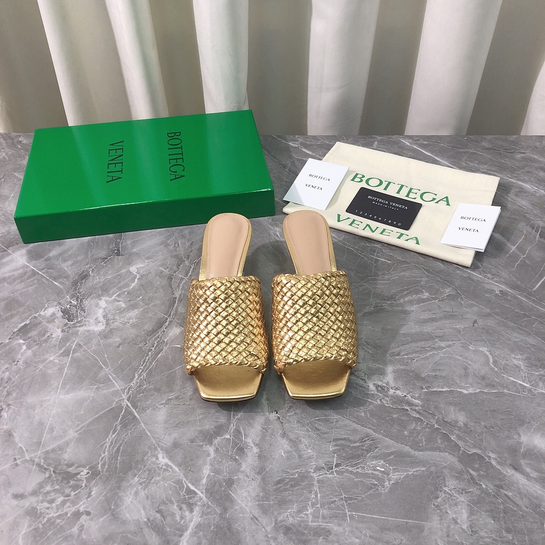 NO:409966,Top high-end version, purchasing quality, original development, Bottega Venetass new hot summer square-toe mid-heel sandals Knot Muller sandals women's shoes. BV new woven gilded mid-heels are popular, ins & Xiaohongshu has many internet celebrities!  Super sexy on your feet!  It's really beautiful!  There is reason to bring a fashionable and strong wind, making people feel comfortable. Heavy but not tired. The original custom-made calfskin imported from Italy is compared to the highest version in the market. This heel is made of pure steel heel and has a super high-end feel!  High-end wear is fairy, simple, fashionable and design-like, and they are all very easy to wear, especially the sole of the forefoot injection molded raw rubber shoe with anti-slip pads and will not be tired for a day, it is practical and textured, especially suitable for office workers (the original custom-made color shoe soles are the same) It is worth mentioning that the silk film sole that has been tested repeatedly for one month is almost perfect, and most of the market is sprayed. Square-head gilded high heel small woven design elements can be called the BV family design gene. The upper is made of Italian imported original top calfskin. It is comfortable to design with cowhide and cowhide. It is full of design. A model that highlights personality. Trendy and god-grade items. All developments. According to the requirements of the original version, deep disassembly and restored. Pure steel and metal gilded craft. Pure handmade. It is expensive. It uses Italian genuine leather injection molding. Raw glue injection molding technology. Anti-slip comfort. Your thoughts are finally here.  It is versatile and suitable for any occasion and is a must-have pair for everyone!  Fabric imported from Italy original calf leather, inner lining imported from Italy original cowhide, footbed imported from Italy original cowhide, outsole imported from Italy original genuine leather injection molded sole, heel 4.5CM (heel height is the same as the original version) Size 35-39 (34.40.41.42.43 customized, no return and exchange) Customization: Customized without a standard and customer logo, no return or exchange, packaging top high-end full set of original consistent authentic packaging, slippers, bottega veneta, bottega veneta, sandals, slippers, cowhide19860909顶级高端版本 代购品质 原版开发 Bottega Venetass新品爆款夏季方头中跟凉鞋Knot穆勒凉拖女鞋.BV新款小编织鎏金中跟抢手大爆款,ins&小红书巨多网红明星上身！上脚超性感！真的太美了！有理由刮起时尚大风,让人沦陷的舒适感 厚重而不累脚,意大利进口原版定制顶级小牛皮 对比市场最高版本.这款鞋跟纯钢跟材质超有高级感！高级穿着又仙女 简约时髦又有设计感 而且都非常非常好穿,特别是前掌注塑生胶鞋底部有防滑胶垫走一天也不会累,实用又有质感,特别适合上班一族（原版开模定制颜色鞋型鞋底一摸一样）值得一提的是鞋底花费一个月开模反复测试过的丝膜大底做到几乎完美,市场上大部份是喷涂.方头鎏金高跟小编织设计元素 堪称BV家族设计基因 鞋面采用意大利进口原版顶级小牛皮 搭配内胆牛皮舒适设计 设计感十足 一款彰显个性 潮流神级单品 所有开发 按原版要求 深度拆解还原 纯钢跟金属鎏金工艺 纯手工制作 成本不菲 采用意大利真皮注塑大底 生胶注塑工艺 防滑舒适 你们的心心念念终于来了 百搭适用任何场合、人手必备一双！ 面料意大利进口原版小牛皮 内里意大利进口原版牛皮 垫脚意大利进口原版牛皮 大底意大利进口原版真皮注塑底 鞋跟4.5CM（跟高和原版一致） 码数35-39（34.40.41.42.43定做,不退换） 定制:可定做无标和客人logo,不退不换 包装顶级高端全套原版一致正品包装,拖鞋,bottega veneta,bottega veneta,sandals,slippers,cowhide,Women's Shoes
