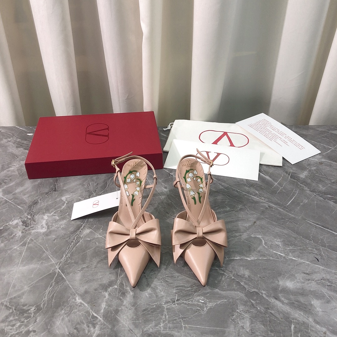 NO:409942,Top high-end version, purchasing quality, original development, Valentino 2025ss new popular bow sandals. V home new bow decorative sandals are popular, ins & Xiaohongshu, many internet celebrities!  Super sexy on your feet!  It's really beautiful!  There is reason to bring a fashionable and strong wind, making people feel comfortable. Heavy but not tired. Original custom fabric. Compared with the highest version of the market. This round head is super high-end with a full leather bow!  High-end wear is fairy, simple, fashionable and design-like, and they are all very easy to wear, especially the heel with raw rubber soles and anti-slip rubber pads on the sole will not be tired even if you walk for a day. It is practical and textured. It is especially suitable for office workers (the original mold-opening custom-color shoe soles are the same) It is worth mentioning that the silk film soles that have been tested repeatedly for the sole are almost perfect, and most of the market are sprayed. The round toe is matched with bow design elements, which can be called the V family design gene. The upper is made of original calfskin imported from Italy and the bow is matched with the inner liner sheepskin comfort design, full design sense, a model showing personality, trendy and god-level item, all developments, according to the original requirements, deep disassembly and restored, genuine leather bag heel with full leather bow craft, pure handmade, expensive, using original imported from Italy, original leather sole, raw heel rubber anti-slip technology, anti-slip comfort  Your thoughts are finally here. It is versatile and suitable for any occasion, and everyone must have a pair!  Fabric imported from Italy original calfskin, inner lining imported from Italy original sheepskin footbed, imported from Italy original sheepskin, outsole imported from Italy original genuine leather sole, heel 8.0CM (heel height is the same as the original version) Size 35-39 (40.41.42 custom made, no return and exchange) Customized without a label and customer logo, no return or exchange. Packaging top-level high-end full set of original genuine packaging, high heels, valentino, valentino, sandals, high heels, slippers, cowhide, sheepskin, Leather soles19860909顶级高端版本 代购品质 原版开发 Valentino 华伦天奴2025ss新品爆款蝴蝶结凉鞋.V家新款蝴蝶结装饰凉拖鞋抢手大爆款,ins&小红书巨多网红明星上身！上脚超性感！真的太美了！有理由刮起时尚大风,让人沦陷的舒适感 厚重而不累脚,原版定制面料 对比市场最高版本.这款圆头搭配全真皮蝴蝶结超有高级感！高级穿着又仙女 简约时髦又有设计感 而且都非常非常好穿,特别是后跟有生胶鞋底部有防滑胶垫走一天也不会累,实用又有质感,特别适合上班一族（原版开模定制颜色鞋型鞋底一摸一样）值得一提的是鞋底花费一个月开模反复测试过的丝膜大底做到几乎完美,市场上大部份是喷涂.圆头搭配蝴蝶结设计元素 堪称V家族设计基因 鞋面采用意大利进口原版小牛皮搭配蝴蝶结 搭配内胆羊皮舒适设计 设计感十足 一款彰显个性 潮流神级单品 所有开发 按原版要求 深度拆解还原 真皮包跟全真皮蝴蝶结工艺 纯手工制作 成本不菲 采用意大利进口原版真皮大底 后跟生胶防滑工艺 防滑舒适 你们的心心念念终于来了 百搭适用任何场合、人手必备一双！ 面料意大利进口原版小牛皮 内里意大利进口原版羊皮 垫脚意大利进口原版羊皮 大底意大利进口原版真皮底 鞋跟8.0CM（跟高和原版一致） 码数35-39（40.41.42定做,不退换） 可定做无标和客人logo定制,不退不换 包装顶级高端全套原版正品包装,高跟鞋凉鞋,valentino,valentino,sandals,high heels,slippers,cowhide,sheepskin,Leather soles,Women's Shoes