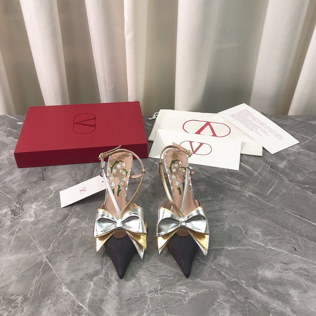 NO:409948,Top high-end version, purchasing quality, original development, Valentino 2025ss new popular bow sandals. V home new bow decorative sandals are popular, ins & Xiaohongshu, many internet celebrities!  Super sexy on your feet!  It's really beautiful!  There is reason to bring a fashionable and strong wind, making people feel comfortable. Heavy but not tired. Original custom fabric. Compared with the highest version of the market. This round head is super high-end with a full leather bow!  High-end wear is fairy, simple, fashionable and design-like, and they are all very easy to wear, especially the heel with raw rubber soles and anti-slip rubber pads on the sole will not be tired even if you walk for a day. It is practical and textured. It is especially suitable for office workers (the original mold-opening custom-color shoe soles are the same) It is worth mentioning that the silk film soles that have been tested repeatedly for the sole are almost perfect, and most of the market are sprayed. The round toe is matched with bow design elements, which can be called the V family design gene. The upper is made of original calfskin imported from Italy and the bow is matched with the inner liner sheepskin comfort design, full design sense, a model showing personality, trendy and god-level item, all developments, according to the original requirements, deep disassembly and restored, genuine leather bag heel with full leather bow craft, pure handmade, expensive, using original imported from Italy, original leather sole, raw heel rubber anti-slip technology, anti-slip comfort  Your thoughts are finally here. It is versatile and suitable for any occasion, and everyone must have a pair!  Fabric imported from Italy original washing cloth, inner lining imported from Italy original sheepskin footbed, imported from Italy original sheepskin, outsole imported from Italy original genuine leather sole, heel 8.0CM (heel height is the same as the original version) Size 35-39 (40.41.42 custom made, no return and exchange) Customized without a label and customer logo, no return or exchange, packaging top-level high-end full set of original genuine packaging, high heels, valentino, valentino, sandals, high heels, slippers, cowhide, sheepskin, Leather soles19860909顶级高端版本 代购品质 原版开发 Valentino 华伦天奴2025ss新品爆款蝴蝶结凉鞋.V家新款蝴蝶结装饰凉拖鞋抢手大爆款,ins&小红书巨多网红明星上身！上脚超性感！真的太美了！有理由刮起时尚大风,让人沦陷的舒适感 厚重而不累脚,原版定制面料 对比市场最高版本.这款圆头搭配全真皮蝴蝶结超有高级感！高级穿着又仙女 简约时髦又有设计感 而且都非常非常好穿,特别是后跟有生胶鞋底部有防滑胶垫走一天也不会累,实用又有质感,特别适合上班一族（原版开模定制颜色鞋型鞋底一摸一样）值得一提的是鞋底花费一个月开模反复测试过的丝膜大底做到几乎完美,市场上大部份是喷涂.圆头搭配蝴蝶结设计元素 堪称V家族设计基因 鞋面采用意大利进口原版小牛皮搭配蝴蝶结 搭配内胆羊皮舒适设计 设计感十足 一款彰显个性 潮流神级单品 所有开发 按原版要求 深度拆解还原 真皮包跟全真皮蝴蝶结工艺 纯手工制作 成本不菲 采用意大利进口原版真皮大底 后跟生胶防滑工艺 防滑舒适 你们的心心念念终于来了 百搭适用任何场合、人手必备一双！ 面料意大利进口原版洗水布 内里意大利进口原版羊皮 垫脚意大利进口原版羊皮 大底意大利进口原版真皮底 鞋跟8.0CM（跟高和原版一致） 码数35-39（40.41.42定做,不退换） 可定做无标和客人logo定制,不退不换 包装顶级高端全套原版正品包装,高跟鞋凉鞋,valentino,valentino,sandals,high heels,slippers,cowhide,sheepskin,Leather soles,Women's Shoes