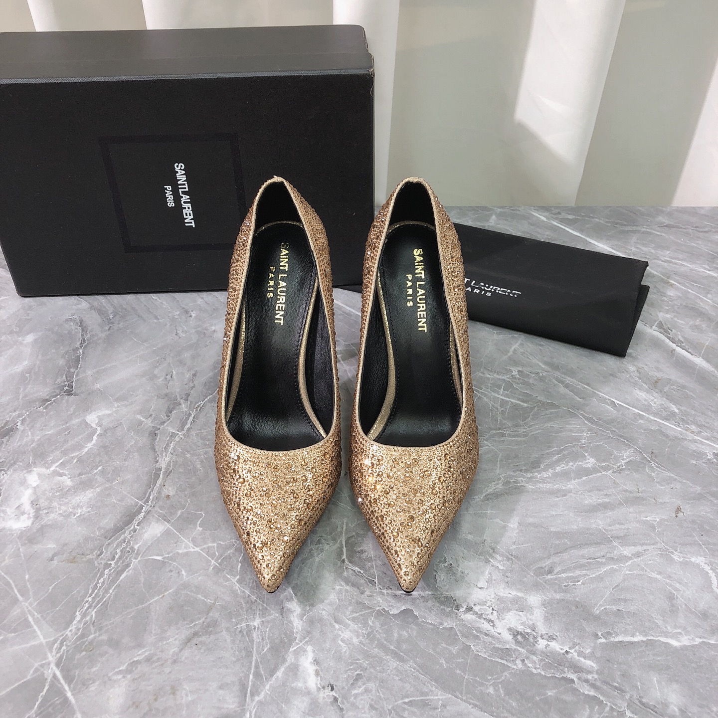 NO:441660,Top version, purchasing quality, original development [SAINT LAURENT] Saint Laurent high heels are coming sandals. YSL home cowhide and diamond series high heels are popular, ins & Xiaohongshu has many internet celebrities!  Super sexy on your feet!  It's really beautiful!  There is reason to bring a fashionable and strong wind, making people feel comfortable. High heels without tiring their feet, original customized fabric, compared to the highest version in the market. This pointed tip is super high-end with Italian original imported cowhide and diamond materials!  High-end wear is fairy, simple, fashionable and design-like, and they are all very easy to wear, especially the heel with raw rubber soles and anti-slip rubber pads on the sole will not be tired even if you walk for a day. It is practical and textured. It is especially suitable for office workers (the original mold-opening custom-colored shoe soles are the same) It is worth mentioning that the silk film soles that have been tested repeatedly for more than two months are almost perfect. Most of the market is sprayed. The pointed toe is matched with iron diamond design elements. It can be regarded as the YSL family design gene. The upper uses original cowhide imported from Italy and is matched with inner sheepskin comfort design. It has a full sense of design. A trendy and god-level item. All developments. According to the original requirements, deep disassembly and restored. The paint process and heel requirements are extremely high. Pure handmade. It is expensive to use the original imported from Italy. The raw rubber heel is anti-slip and anti-slip comfortable. Your thoughts are finally here.  It is versatile and suitable for any occasion and is a must-have pair for everyone!  Fabric imported from Italy original cowhide skin bean diamonds inner lining imported from Italy original sheepskin footbed footbed Italy original sheepskin outsole imported from Italy original genuine leather sole heel 10.5CM (heel height is the same as the original version) Size 35-39 (40.41.42.43 customization, no return and exchange) Customized without standard and customer logo customization, no return or exchange. Packaging top-level high-end full set of original consistent authentic packaging, high heels, saint laurent, saint laurent, saint laurent, saint laurent, louis vuitton, sandals, high heels, cowhide, sheepskin, Leather soles19860909顶级版本 代购品质 原版开发【SAINT LAURENT】圣罗兰高跟鞋爆款来袭凉鞋.YSL家牛皮烫钻系列高跟鞋抢手大爆款,ins&小红书巨多网红明星上身！上脚超性感！真的太美了！有理由刮起时尚大风,让人沦陷的舒适感 高跟而不累脚,原版定制面料 对比市场最高版本.这款尖头搭配意大利原版进口牛皮烫钻材料超有高级感！高级穿着又仙女 简约时髦又有设计感 而且都非常非常好穿,特别是后跟有生胶鞋底部有防滑胶垫走一天也不会累,实用又有质感,特别适合上班一族（原版开模定制颜色鞋型鞋底一摸一样）值得一提的是鞋底花费二个多月开模反复测试过的丝膜大底做到几乎完美,市场上大部份是喷涂.尖头搭配烫钻设计元素 堪称YSL家族设计基因 鞋面采用意大利进口原版牛皮烫钻 搭配内胆羊皮舒适设计 设计感十足 一款彰显个性 潮流神级单品 所有开发 按原版要求 深度拆解还原 烤漆工艺跟要求极高工艺 纯手工制作 成本不菲 采用意大利进口原版真皮大底 后跟生胶防滑工艺 防滑舒适 你们的心心念念终于来了 百搭适用任何场合、人手必备一双！ 面料意大利进口原版牛皮烫钻 内里意大利进口原版羊皮 垫脚意大利进口原版羊皮 大底意大利进口原版真皮底 鞋跟10.5CM（跟高和原版一致） 码数35-39（40.41.42.43定做,不退换） 可定做无标和客人logo定制,不退不换 包装顶级高端全套原版一致正品包装,高跟鞋单鞋,saint laurent,saint laurent,saint laurent,louis vuitton,sandals,high heels,cowhide,sheepskin,Leather soles,Women's Shoes