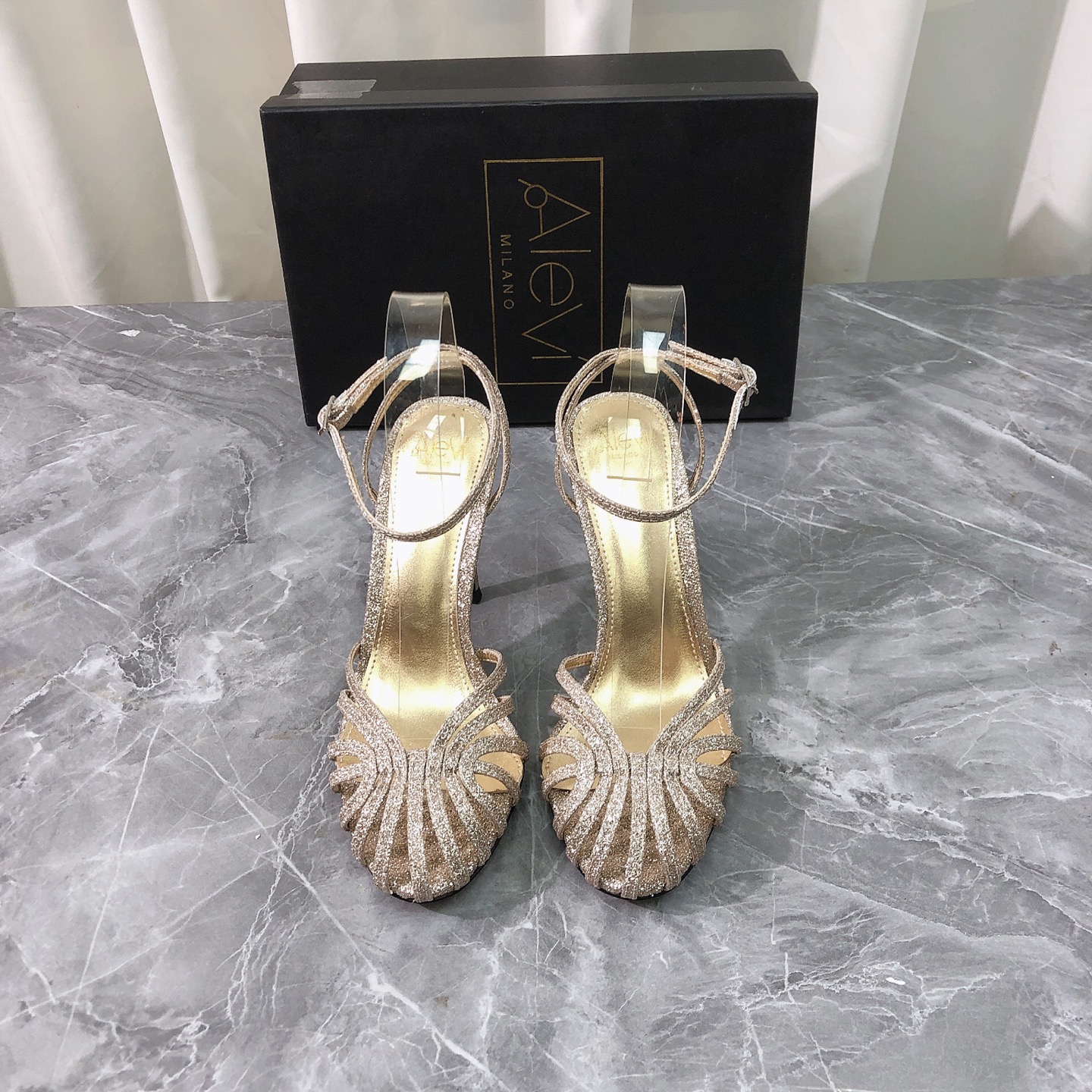 NO:443382,Top version, purchasing quality, original development, Alevi Mlano, Alevi Mlano, high heels, sandals are coming. AM home special material series, high heels are popular, ins & Xiaohongshu, many internet celebrities!  Super sexy on your feet!  It's really beautiful!  There is reason to bring a fashionable and strong wind, making people feel comfortable. High heels without tiring their feet, original customized fabrics, compared to the highest version in the market. This high heel is super high-end with the special imported Italian materials!  High-end wear is fairy, simple, fashionable and design-like, and they are all very easy to wear, especially the heel with raw rubber soles and anti-slip rubber pads on the sole will not be tired even if you walk for a day. It is practical and textured. It is especially suitable for office workers (the original mold opening custom color shoe soles are the same) It is worth mentioning that the silk film sole that has been repeatedly tested after more than two months of mold opening and testing is almost perfect, and most of the market is sprayed. The round head hollowed out paired with special Grit design elements can be regarded as the AM family design gene. The upper is made of the special material Grit from Italy imported from Italy and is comfortable to match with the inner sheepskin. It has a full sense of design. A model that shows personality. Trendy and god-level items. All developments. Deep disassembly and restored. The leather craftsmanship and heel requirements are extremely high. Pure handmade. It is expensive. It uses the original imported from Italy. The heel raw rubber anti-slip technology and anti-slip comfort  Your thoughts are finally here. It is versatile and suitable for any occasion, and everyone must have a pair!  Fabric imported from Italy original Grit Neri imported from Italy original sheepskin footbed Italian imported from Italy original sheepskin outsole imported from Italy original genuine leather sole heel 10.5CM (heel height is the same as the original version) Size 35-39 (40.41.42.43 custom made, no return and exchange) Customized without a standard and customer logo, no return or exchange. Packaging top-level high-end full set of original consistent authentic packaging, high heels, sandals, high heels, sheepskin, Leather soles19860909顶级版本 代购品质 原版开发 Alevi Mlano 阿列维·姆拉诺高跟鞋爆款来袭凉鞋.AM家特殊材质系列高跟鞋抢手大爆款,ins&小红书巨多网红明星上身！上脚超性感！真的太美了！有理由刮起时尚大风,让人沦陷的舒适感 高跟而不累脚,原版定制面料 对比市场最高版本.这款高跟搭配意大利原版进口特殊材料超有高级感！高级穿着又仙女 简约时髦又有设计感 而且都非常非常好穿,特别是后跟有生胶鞋底部有防滑胶垫走一天也不会累,实用又有质感,特别适合上班一族（原版开模定制颜色鞋型鞋底一摸一样）值得一提的是鞋底花费二个多月开模反复测试过的丝膜大底做到几乎完美,市场上大部份是喷涂.圆头镂空搭配特殊格利特设计元素 堪称AM家族设计基因 鞋面采用意大利进口原版特殊材质格利特 搭配内胆羊皮舒适设计 设计感十足 一款彰显个性 潮流神级单品 所有开发 按原版要求 深度拆解还原 真皮工艺跟要求极高工艺 纯手工制作 成本不菲 采用意大利进口原版真皮大底 后跟生胶防滑工艺 防滑舒适 你们的心心念念终于来了 百搭适用任何场合、人手必备一双！ 面料意大利进口原版格利特 内里意大利进口原版羊皮 垫脚意大利进口原版羊皮 大底意大利进口原版真皮底 鞋跟10.5CM（跟高和原版一致） 码数35-39（40.41.42.43定做,不退换） 可定做无标和客人logo定制,不退不换 包装顶级高端全套原版一致正品包装,高跟鞋凉鞋,sandals,high heels,sheepskin,Leather soles,Women's Shoes