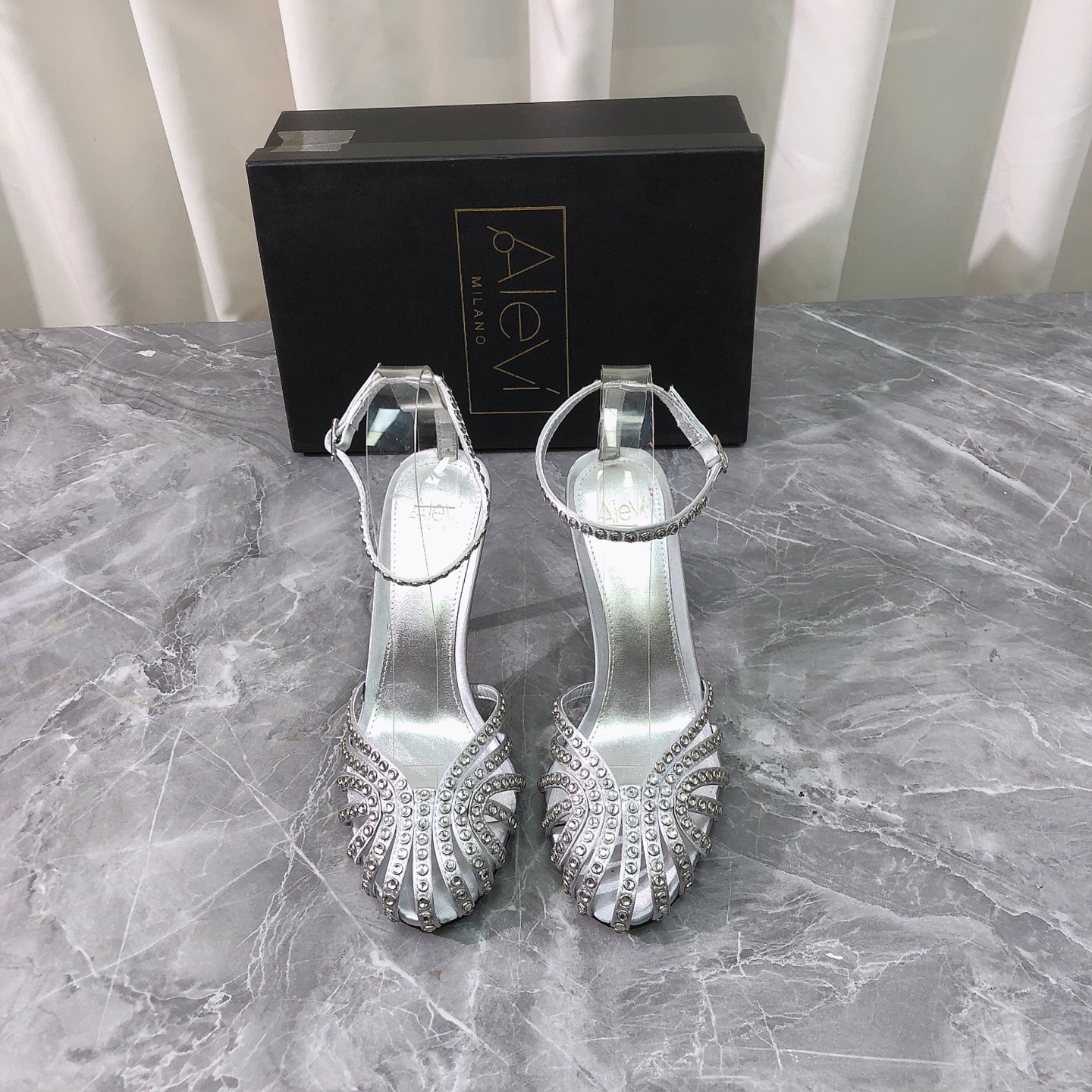 NO:447058,Top version, purchasing quality, original development, Alevi Mlano, Alevi Mlano, high heels, sandals are coming. AM home silk and iron diamond series, high heels are popular, ins & Xiaohongshu, many internet celebrities!  Super sexy on your feet!  It's really beautiful!  There is reason to bring a fashionable and strong wind, making people feel comfortable. High heels without tiring their feet, original customized fabrics, compared to the highest version in the market. This high heel is paired with original imported silk diamonds from Italy and has a super high-end feel!  High-end wear is fairy, simple, fashionable and design-like, and they are all very easy to wear, especially the heel with raw rubber soles and anti-slip rubber pads on the sole will not be tired even if you walk for a day. It is practical and textured. It is especially suitable for office workers (the original mold opening custom color shoe soles are the same) It is worth mentioning that the silk film sole that has been repeatedly tested after more than two months of mold opening and testing is almost perfect, and most of the market is sprayed. The round-toe hollow silk with iron diamond design elements can be regarded as the AM family design gene. The upper uses original silk imported from Italy with iron diamonds and iron diamonds. It is comfortable to match the inner sheepskin sheep skin. It has a full sense of design. A model that shows personality. Trendy and god-level items. All developments. Deep disassembly and restore. The leather craftsmanship and heel requirements are extremely high. Pure handmade. It is expensive. It uses original leather sole imported from Italy. Heel raw rubber anti-slip technology and anti-slip comfort  Your thoughts are finally here. It is versatile and suitable for any occasion, and everyone must have a pair!  Fabric imported from Italy original silk iron diamonds, inner lining imported from Italy original sheepskin footbed, footbed imported from Italy original sheepskin, outsole imported from Italy original genuine leather sole, heel 10.5CM (heel height is the same as the original version) Size 35-39 (40.41.42.43 customization, no return and exchange) Customized without a standard and customer logo, no return or exchange, packaging top-level high-end full set of original consistent authentic packaging, high heels, sandals, high heels, sheepskin, real silk, Leather soles19860909顶级版本 代购品质 原版开发 Alevi Mlano 阿列维·姆拉诺高跟鞋爆款来袭凉鞋.AM家真丝搭配烫钻系列高跟鞋抢手大爆款,ins&小红书巨多网红明星上身！上脚超性感！真的太美了！有理由刮起时尚大风,让人沦陷的舒适感 高跟而不累脚,原版定制面料 对比市场最高版本.这款高跟搭配意大利原版进口真丝烫钻超有高级感！高级穿着又仙女 简约时髦又有设计感 而且都非常非常好穿,特别是后跟有生胶鞋底部有防滑胶垫走一天也不会累,实用又有质感,特别适合上班一族（原版开模定制颜色鞋型鞋底一摸一样）值得一提的是鞋底花费二个多月开模反复测试过的丝膜大底做到几乎完美,市场上大部份是喷涂.圆头镂空真丝搭配烫钻设计元素 堪称AM家族设计基因 鞋面采用意大利进口原版真丝配烫钻 搭配内胆羊皮舒适设计 设计感十足 一款彰显个性 潮流神级单品 所有开发 按原版要求 深度拆解还原 真皮工艺跟要求极高工艺 纯手工制作 成本不菲 采用意大利进口原版真皮大底 后跟生胶防滑工艺 防滑舒适 你们的心心念念终于来了 百搭适用任何场合、人手必备一双！ 面料意大利进口原版真丝烫钻 内里意大利进口原版羊皮 垫脚意大利进口原版羊皮 大底意大利进口原版真皮底 鞋跟10.5CM（跟高和原版一致） 码数35-39（40.41.42.43定做,不退换） 可定做无标和客人logo定制,不退不换 包装顶级高端全套原版一致正品包装,高跟鞋凉鞋,sandals,high heels,sheepskin,real silk,Leather soles,Women's Shoes