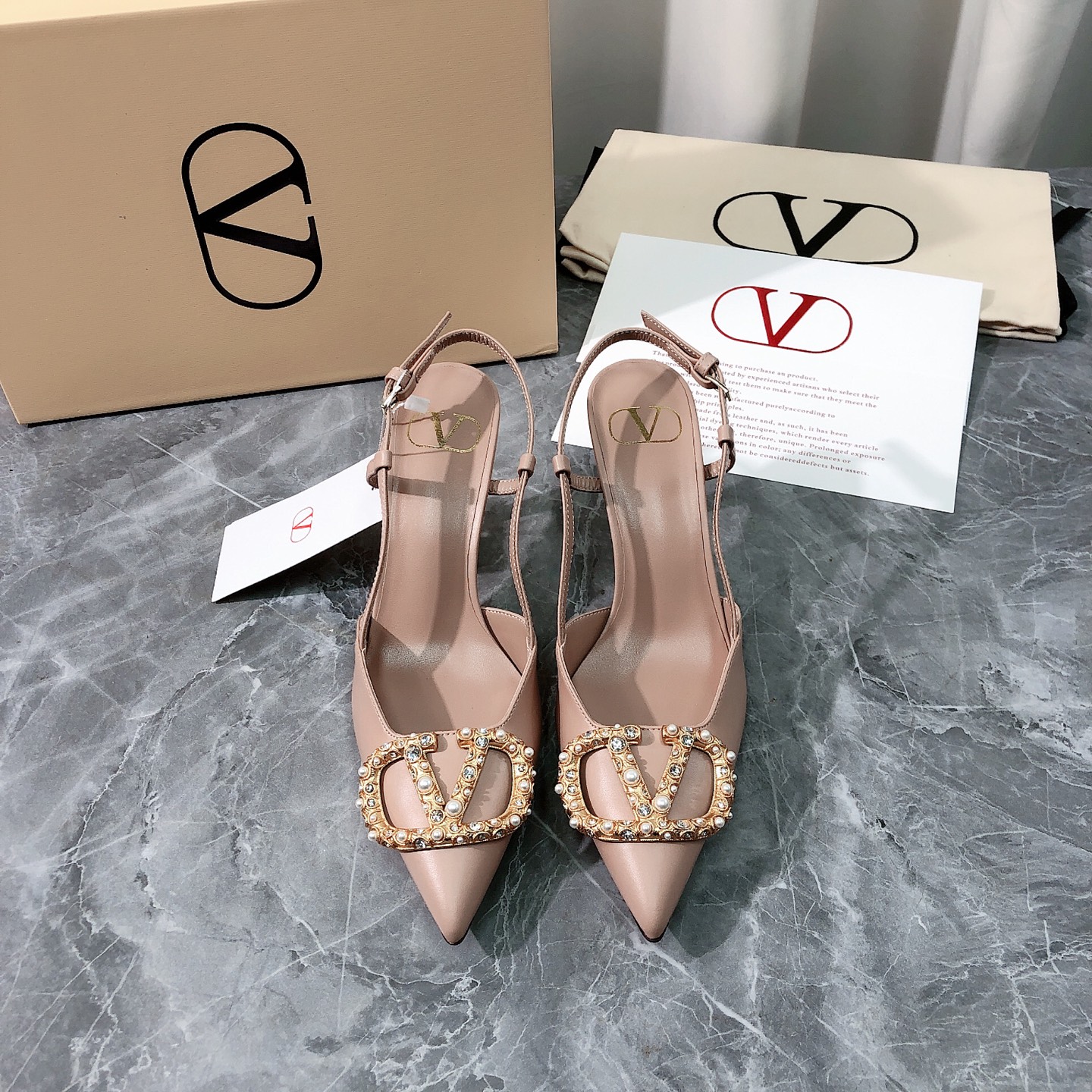 NO:447047,Top high-end version, purchasing quality, original development, Valentino 2025ss new product, big buckle inlaid pearl buckle high heel sandals. V home new button inlaid pearl decorative sandals are popular, ins & Xiaohongshu, many internet celebrities!  Super sexy on your feet!  It's really beautiful!  There is reason to bring a fashionable and strong wind, making people feel comfortable. Heavy but not tired. Original custom fabrics are compared to the highest version in the market. This genuine leather is paired with large buckles and pearls inlaid with pearls, which is super high-end!  High-end wear is fairy, simple, fashionable and design-like, and they are all very easy to wear, especially the heel with a leather raw rubber sole with an anti-slip rubber pad on the sole and will not be tired for a day. It is practical and textured, especially suitable for office workers (the original mold-opening custom-color shoe sole is the same as the same). It is worth mentioning that the silk film sole that has been tested repeatedly for the sole is almost perfect, and most of the market is sprayed. The full leather pointed toe is matched with inlaid pearl buckle design elements, which can be called the V family design gene. The upper is made of original brocade sheepskin imported from Italy and inlaid pearl buckle. The inner layer is matched with the inner liner sheepskin comfortable design. It is full of design sense. A model that shows personality. Trendy and god-level items. All developments. According to the original requirements, deep disassembly and restored. Genuine leather bag heel full leather bow craft. Pure handmade. It is expensive. It uses original imported from Italy. Genuine leather outsole. Heel raw rubber anti-slip technology.  Anti-slip comfort, your thoughts are finally here. It is versatile and suitable for any occasion, and everyone must have a pair!  Fabric imported from Italy original brocade sheepskin inner lining imported from Italy original sheepskin footbed footbed Italy original sheepskin outsole imported from Italy original genuine leather sole heel 8.5CM (heel height is the same as the original version) Size 35-39 (40.41.42 custom made, no return and exchange) Customized without a label and customer logo, no return or exchange. Packaging top-level high-end full set of original genuine packaging, high heels, valentino, valentino, sandals, high heels, slippers, sheepskin, Leather soles19860909顶级高端版本 代购品质 原版开发 Valentino 华伦天奴2025ss新品爆款大扣镶嵌珍珠扣高跟凉鞋.V家新款扣子镶嵌珍珠装饰凉拖鞋抢手大爆款,ins&小红书巨多网红明星上身！上脚超性感！真的太美了！有理由刮起时尚大风,让人沦陷的舒适感 厚重而不累脚,原版定制面料 对比市场最高版本.这款真皮搭配大扣镶嵌珍珠超有高级感！高级穿着又仙女 简约时髦又有设计感 而且都非常非常好穿,特别是后跟有天皮生胶鞋底部有防滑胶垫走一天也不会累,实用又有质感,特别适合上班一族（原版开模定制颜色鞋型鞋底一摸一样）值得一提的是鞋底花费一个月开模反复测试过的丝膜大底做到几乎完美,市场上大部份是喷涂.全真皮尖头搭配镶嵌珍珠扣设计元素 堪称V家族设计基因 鞋面采用意大利进口原版锦羊皮搭配镶嵌珍珠扣 内里搭配内胆羊皮舒适设计 设计感十足 一款彰显个性 潮流神级单品 所有开发 按原版要求 深度拆解还原 真皮包跟全真皮蝴蝶结工艺 纯手工制作 成本不菲 采用意大利进口原版真皮大底 后跟生胶防滑工艺 防滑舒适 你们的心心念念终于来了 百搭适用任何场合、人手必备一双！ 面料意大利进口原版锦羊皮 内里意大利进口原版羊皮 垫脚意大利进口原版羊皮 大底意大利进口原版真皮底 鞋跟8.5CM（跟高和原版一致） 码数35-39（40.41.42定做,不退换） 可定做无标和客人logo定制,不退不换 包装顶级高端全套原版正品包装,高跟鞋凉鞋,valentino,valentino,sandals,high heels,slippers,sheepskin,Leather soles,Women's Shoes