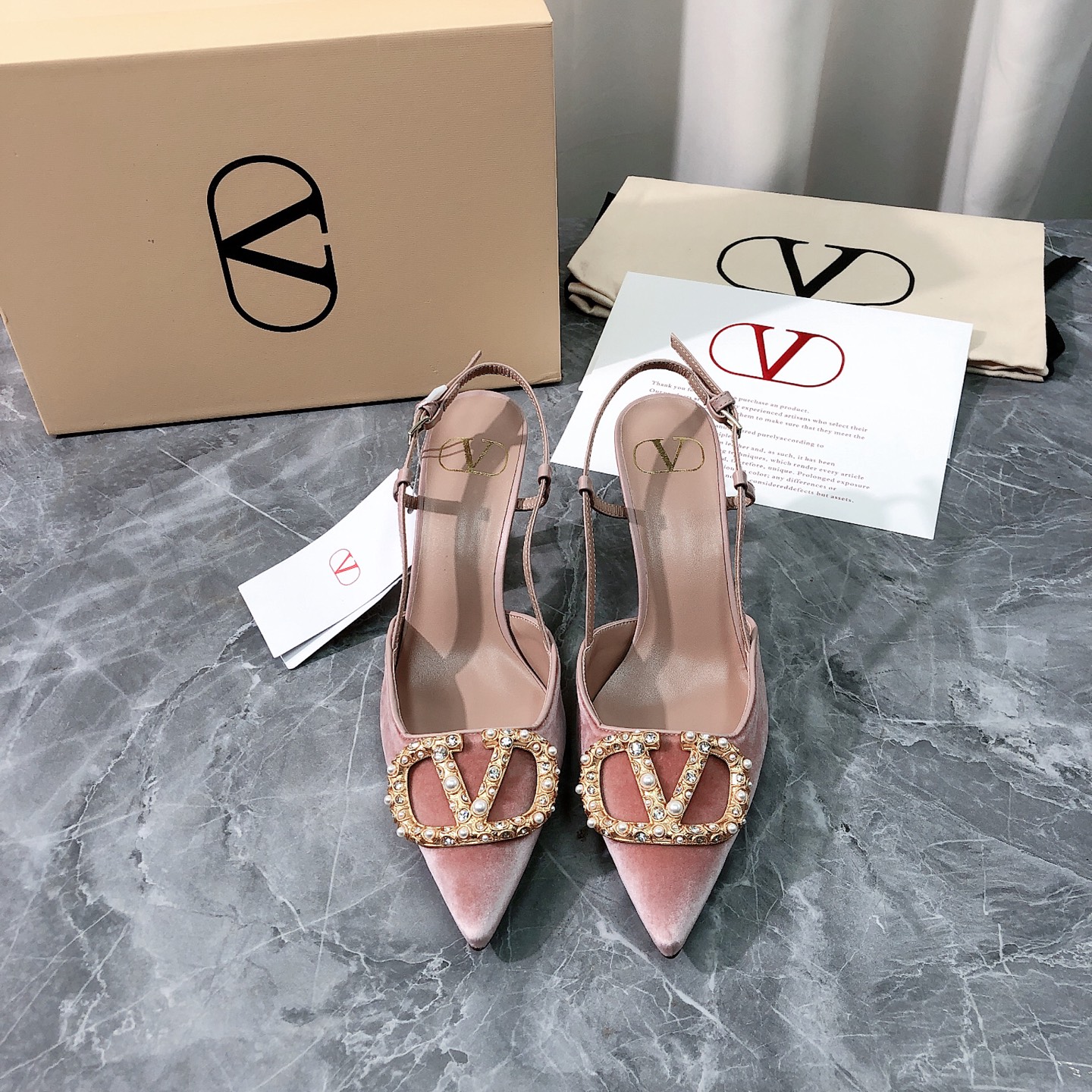 NO:447053,Top high-end version, purchasing quality, original development, Valentino 2025ss new product, big buckle inlaid pearl buckle high heel sandals. V home new button inlaid pearl decorative sandals are popular, ins & Xiaohongshu, many internet celebrities!  Super sexy on your feet!  It's really beautiful!  There is reason to bring a fashionable and strong wind, making people feel comfortable. Heavy but not tired. Original custom fabrics are compared to the highest version in the market. This genuine leather is paired with large buckles and pearls inlaid with pearls, which is super high-end!  High-end wear is fairy, simple, fashionable and design-like, and they are all very easy to wear, especially the heel with a leather raw rubber sole with an anti-slip rubber pad on the sole and will not be tired for a day. It is practical and textured, especially suitable for office workers (the original mold-opening custom-color shoe sole is the same as the same). It is worth mentioning that the silk film sole that has been tested repeatedly for the sole is almost perfect, and most of the market is sprayed. The full leather pointed toe is matched with inlaid pearl buckle design elements, which can be called the V family design gene. The upper is made of original velvet imported from Italy and inlaid pearl buckle. The inner layer is matched with the inner liner and sheepskin comfortable design. It is full of design sense. A model that highlights personality. Trendy and god-level items. All developments. According to the original requirements, deep disassembly and restored. Genuine leather bag heel button inlaid pearl buckle. Pure handmade. It is expensive to use the original imported from Italy. Genuine leather outsole. Heel raw rubber anti-slip technology.  Anti-slip comfort, your thoughts are finally here. It is versatile and suitable for any occasion, and everyone must have a pair!  Fabric imported from Italy original velvet, inner lining imported from Italy original sheepskin footbed, imported from Italy original sheepskin, outsole imported from Italy original genuine leather sole, heel 8.5CM (heel height is the same as the original version) Size 35-39 (40.41.42 custom made, no return and exchange) Customized without a label and customer logo, no return or exchange, packaging top-level high-end full set of original genuine packaging, high heels, valentino, valentino, sandals, high heels, slippers, sheepskin, Leather soles19860909顶级高端版本 代购品质 原版开发 Valentino 华伦天奴2025ss新品爆款大扣镶嵌珍珠扣高跟凉鞋.V家新款扣子镶嵌珍珠装饰凉拖鞋抢手大爆款,ins&小红书巨多网红明星上身！上脚超性感！真的太美了！有理由刮起时尚大风,让人沦陷的舒适感 厚重而不累脚,原版定制面料 对比市场最高版本.这款真皮搭配大扣镶嵌珍珠超有高级感！高级穿着又仙女 简约时髦又有设计感 而且都非常非常好穿,特别是后跟有天皮生胶鞋底部有防滑胶垫走一天也不会累,实用又有质感,特别适合上班一族（原版开模定制颜色鞋型鞋底一摸一样）值得一提的是鞋底花费一个月开模反复测试过的丝膜大底做到几乎完美,市场上大部份是喷涂.全真皮尖头搭配镶嵌珍珠扣设计元素 堪称V家族设计基因 鞋面采用意大利进口原版天鹅绒搭配镶嵌珍珠扣 内里搭配内胆羊皮舒适设计 设计感十足 一款彰显个性 潮流神级单品 所有开发 按原版要求 深度拆解还原 真皮包跟扣子镶嵌珍珠工艺 纯手工制作 成本不菲 采用意大利进口原版真皮大底 后跟生胶防滑工艺 防滑舒适 你们的心心念念终于来了 百搭适用任何场合、人手必备一双！ 面料意大利进口原版天鹅绒 内里意大利进口原版羊皮 垫脚意大利进口原版羊皮 大底意大利进口原版真皮底 鞋跟8.5CM（跟高和原版一致） 码数35-39（40.41.42定做,不退换） 可定做无标和客人logo定制,不退不换 包装顶级高端全套原版正品包装,高跟鞋凉鞋,valentino,valentino,sandals,high heels,slippers,sheepskin,Leather soles,Women's Shoes