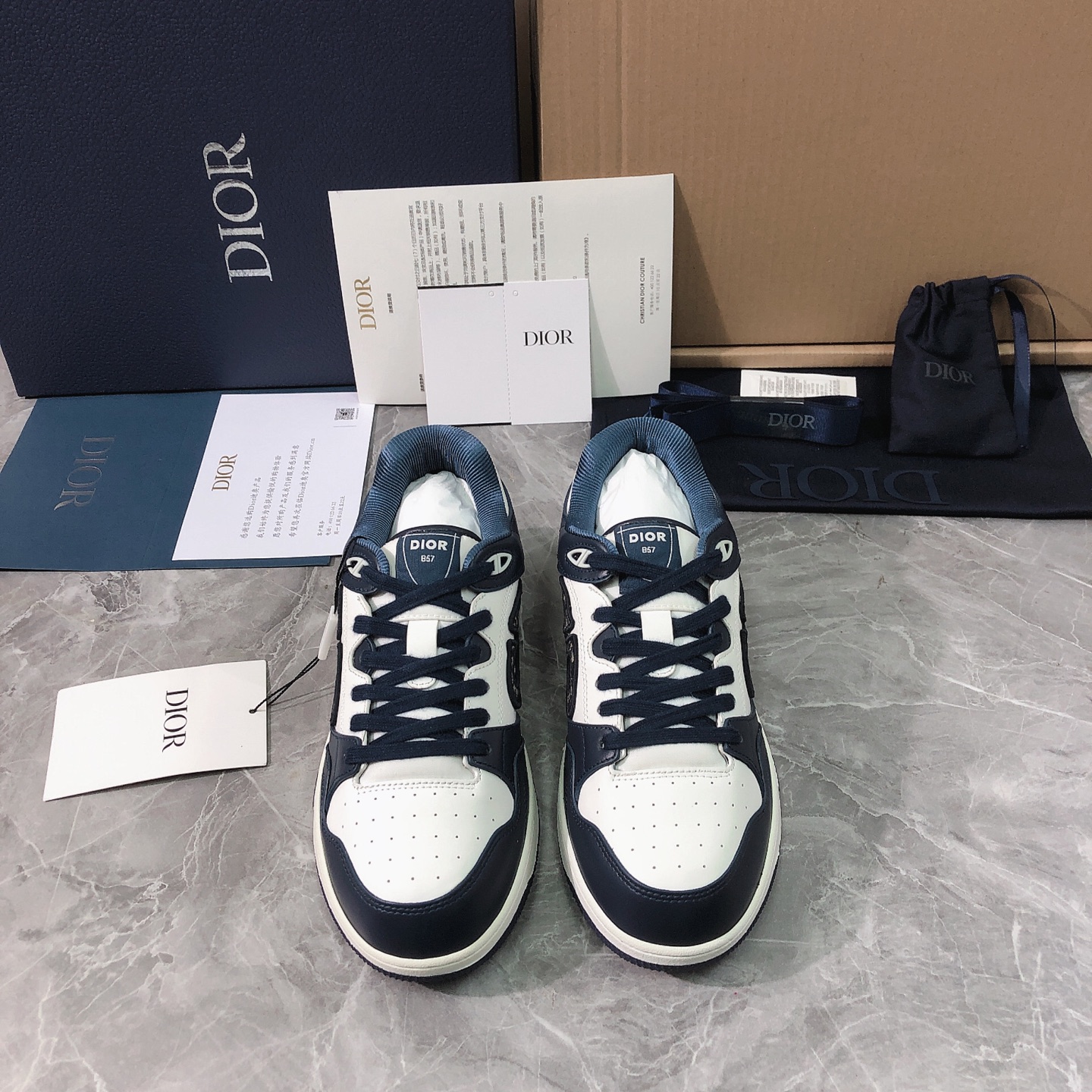 NO:461893,(Men's) Top version Purchase quality Original development 2025ss new Dior/Dior B57 Dribble low-top couple sneakers. D's new upgraded version B57 lace-up casual men and women's same sneakers (official website synchronous box packaging) This B57 sneakers I spent a huge amount of money to buy about 10 pairs of genuine shoes, developed and replicated according to the original version 1:1. It has been polished over more than six months after more than six months of repeated polishing. Welcome to compare the highest version on the market. If there is no comparison, I don't know the difference. My family is directly comparable to the authentic products of the counter, and there is no pressure to enter and exit the counter. This B57 Dribble low-top sneakers are a classic item newly launched by Dior. It is carefully crafted from white and Dior gray smooth cowhide leather and other materials, paired with white suede, with CD on the side.  Logo. The tongue, sole and back are decorated with various classic details to enhance the style, while the eyelet details, surface thread and rubber inserts highlight the charm of its sporty style. The two-color TPU sole can be matched with various clothing to create exquisite shapes. The new B57 is a new product in the series, continuing the classic Dior style. It is carefully crafted in black smooth cowhide leather, and the sides are decorated with beige and black Oblique printed inserts. The 'CD Icon' shaped lace eyelets are clever and exquisite, and the two-color TPU sole, the rear mouth and heel all have brand iconic details to enhance the style. The ankle is matched with Oblique  Printed laces, adjustable fit, complementing the overall design. Fashionable and versatile, can add luster to three types of shapes. Create a unique dynamic and modern exquisite design, presented in low-top and high-top styles. This new essential shoes give new colors to Dior's collection and heritage, showing modern and elegant style. Fabric imported from Italy original cowhide with technology, inner lining imported from Italy original mesh fabric, footbed imported from Italy original mesh fabric, sole imported from Italy original two-color TPU sole, women's size 35-39 (40.41.42, no return and exchange) Men's size 39-44 (38.45.46, no return and exchange) Packaging top-level high-end full set of genuine original consistent packaging, casual shoes/sports shoes, dior, dior, dior, sneakers, cowhide19860909（男款）顶级版本 代购品质 原版开发 2025ss新款Dior/迪奥 B57 Dribble 低帮情侣款运动鞋.D家全新升级版 B57 系带休闲男女同款运动鞋（官网同步盒包装）这款 B57运动鞋我家花巨资购买10来双正品鞋子,按原版1:1开发复刻,前前后后经历了六个多月的反反复复打磨出来了.欢迎对比市场上最高版本,没有对比就不知道差别,我家直接媲美专柜正品货,出入专柜毫无压力.这款 B57 Dribble 低帮运动鞋是Dior 全新推出的一款经典单品.采用白色和迪奥灰光滑牛皮革等材质精心制作,搭配白色绒面革,侧面饰有CD 标志.鞋舌、鞋底和后侧饰以各种经典细节提升格调,而孔眼细节、缉面线和橡胶镶片更是突显其运动风格的感魅力.双色TPU鞋底,可搭配各式服饰,打造精致造型.新款 B57 是该系列新品,延续 Dior的经典款式.采用黑色光滑牛皮革精心制作,侧面饰以米色和黑色 Oblique 印花镶片.“CD Icon”造型的鞋带孔眼巧妙精致,双色TPU鞋底、后侧鞋口和鞋跟处均带有品牌标志性细节,提升格调.脚踝处搭配Oblique 印花系带,可调节贴合度,与整体设计相得益彰.时尚百搭,可为3各式造型增光添彩.塑造独具动感活力与摩登气息的精致设计,以低帮及高帮款式所呈现.这款全新必备鞋履为迪奥的典藏传承再赋新彩,尽显现代优雅格调 面料意大利进口原版牛皮配科技 内里意大利进口原版网眼织物 垫脚意大利进口原版网眼织物 鞋底意大利进口原版双色TPU底 女码35-39（40.41.42定做,不退换） 男码39-44（38.45.46定做,不退换） 包装顶级高端全套正品原版一致包装,休闲鞋/运动鞋,dior,dior,dior,sneakers,cowhide,Women's Shoes