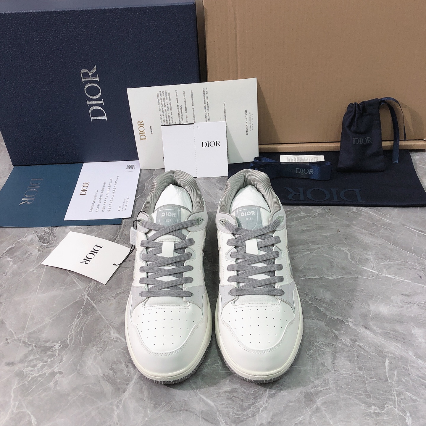 NO:461901,(Men's) Top version Purchase quality Original development 2025ss new Dior/Dior B57 Dribble low-top couple sneakers. D's new upgraded version B57 lace-up casual men and women's same sneakers (official website synchronous box packaging) This B57 sneakers I spent a huge amount of money to buy about 10 pairs of genuine shoes, developed and replicated according to the original version 1:1. It has been polished over more than six months after more than six months of repeated polishing. Welcome to compare the highest version on the market. If there is no comparison, I don't know the difference. My family is directly comparable to the authentic products of the counter, and there is no pressure to enter and exit the counter. This B57 Dribble low-top sneakers are a classic item newly launched by Dior. It is carefully crafted from white and Dior gray smooth cowhide leather and other materials, paired with white suede, with CD on the side.  Logo. The tongue, sole and back are decorated with various classic details to enhance the style, while the eyelet details, leather-blade and rubber inserts highlight the charm of its sporty style. The two-color TPU sole can be matched with various clothing to create exquisite shapes. The new B57 is a new product in this series, continuing the classic Dior style. It is carefully crafted in black smooth cowhide leather, and the sides are decorated with beige and black Oblique printed inserts. The 'CD Icon' shaped lace eyelets are clever and exquisite, and the two-color TPU sole, the rear mouth and heel all have brand iconic details to enhance the style. The ankle is matched with Oblique  Printed laces, adjustable fit, complementing the overall design. Fashionable and versatile, can add luster to three types of shapes. Create a unique dynamic and modern exquisite design, presented in low-top and high-top styles. This new essential shoes give new colors to Dior's collection and heritage, showing modern and elegant style. Fabric imported from Italy original cowhide with technology, inner lining imported from Italy original mesh fabric, footbed imported from Italy original mesh fabric, sole imported from Italy original two-color TPU sole, women's size 35-39 (40.41.42, no return and exchange) Men's size 39-44 (38.45.46, no return and exchange) Packaging top-level high-end full set of genuine original consistent packaging, casual shoes/sports shoes, dior, dior, dior, sneakers, cowhide19860909（男款）顶级版本 代购品质 原版开发 2025ss新款Dior/迪奥 B57 Dribble 低帮情侣款运动鞋.D家全新升级版 B57 系带休闲男女同款运动鞋（官网同步盒包装）这款 B57运动鞋我家花巨资购买10来双正品鞋子,按原版1:1开发复刻,前前后后经历了六个多月的反反复复打磨出来了.欢迎对比市场上最高版本,没有对比就不知道差别,我家直接媲美专柜正品货,出入专柜毫无压力.这款 B57 Dribble 低帮运动鞋是Dior 全新推出的一款经典单品.采用白色和迪奥灰光滑牛皮革等材质精心制作,搭配白色绒面革,侧面饰有CD 标志.鞋舌、鞋底和后侧饰以各种经典细节提升格调,而孔眼细节、缉皮面线和橡胶镶片更是突显其运动风格的感魅力.双色TPU鞋底,可搭配各式服饰,打造精致造型.新款 B57 是该系列新品,延续 Dior的经典款式.采用黑色光滑牛皮革精心制作,侧面饰以米色和黑色 Oblique 印花镶片.“CD Icon”造型的鞋带孔眼巧妙精致,双色TPU鞋底、后侧鞋口和鞋跟处均带有品牌标志性细节,提升格调.脚踝处搭配Oblique 印花系带,可调节贴合度,与整体设计相得益彰.时尚百搭,可为3各式造型增光添彩.塑造独具动感活力与摩登气息的精致设计,以低帮及高帮款式所呈现.这款全新必备鞋履为迪奥的典藏传承再赋新彩,尽显现代优雅格调 面料意大利进口原版牛皮配科技 内里意大利进口原版网眼织物 垫脚意大利进口原版网眼织物 鞋底意大利进口原版双色TPU底 女码35-39（40.41.42定做,不退换） 男码39-44（38.45.46定做,不退换） 包装顶级高端全套正品原版一致包装,休闲鞋/运动鞋,dior,dior,dior,sneakers,cowhide,Women's Shoes