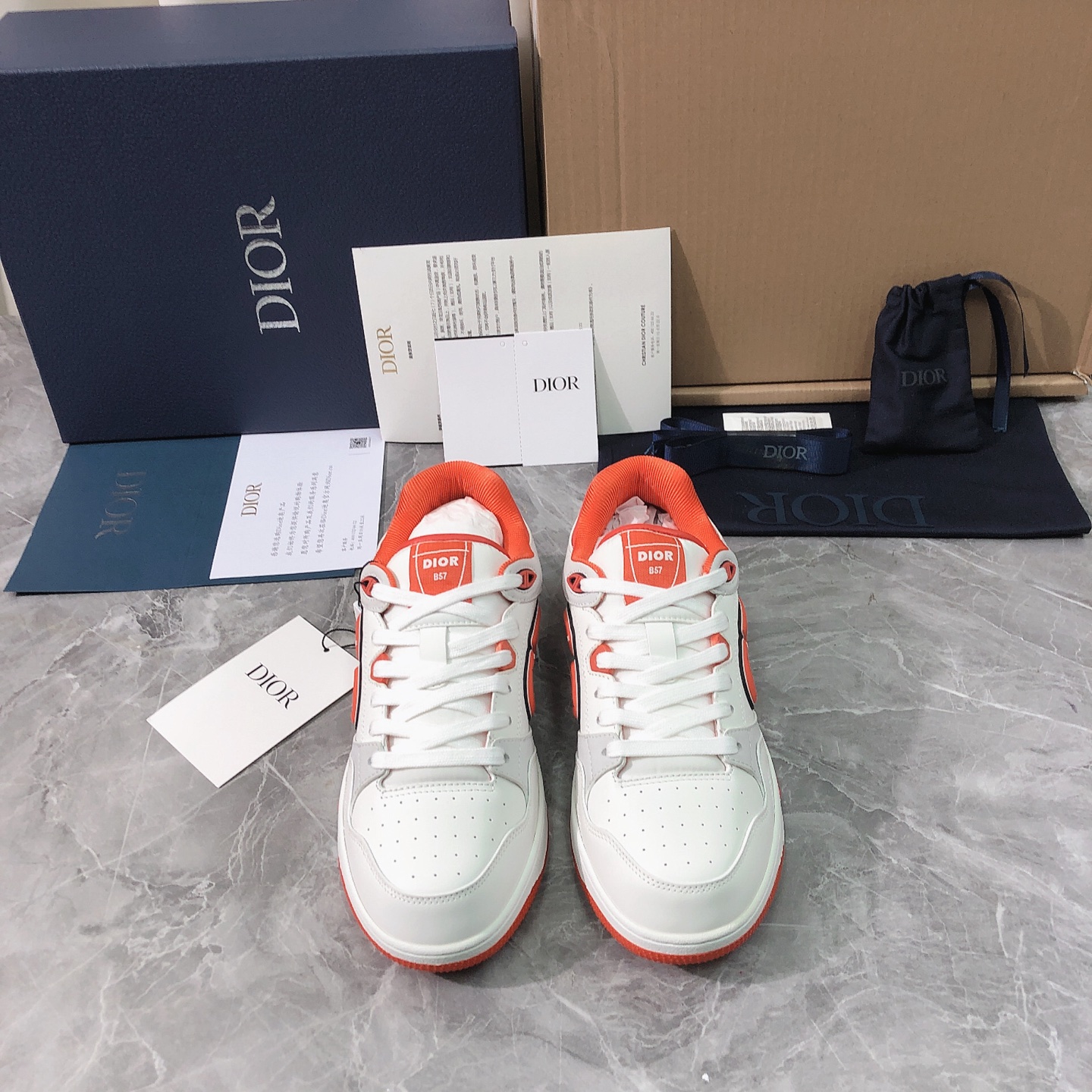 NO:461884,Top version Purchase quality Original development 2025ss new Dior/Dior B57 Dribble low-top women's snake-year sneakers. D family brand new upgraded version B57 lace-up casual women's sneakers (official website synchronous box packaging) This B57 sneakers I spent a huge amount of money to buy about 10 pairs of authentic shoes, developed and replicated according to the original version 1:1. It has been polished over more than six months after more than six months of repeated polishing. Welcome to compare the highest version on the market. If there is no comparison, I don't know the difference. My family is directly comparable to the authentic products of the counter, and there is no pressure to enter and exit the counter. This B57 Dribble low-top sneakers are a classic item newly launched by Dior. It is carefully made of white and Dior gray smooth cowhide leather and other materials, paired with white suede, with CD on the side  Logo. The tongue, sole and back are decorated with various classic details to enhance the style, while the eyelet details, surface thread and rubber inserts highlight the charm of its sporty style. The two-color TPU sole can be matched with various clothing to create exquisite shapes. The new B57 is a new product in the series, continuing the classic Dior style. It is carefully crafted in black smooth cowhide leather, and the sides are decorated with beige and black Oblique printed inserts. The 'CD Icon' shaped lace eyelets are clever and exquisite, and the two-color TPU sole, the rear mouth and heel all have brand iconic details to enhance the style. The ankle is matched with Oblique  Printed laces, adjustable fit, complement the overall design. Fashionable and versatile, can add luster to three types of shapes. Create a unique dynamic and modern exquisite design, presented in low-top and high-top styles. This new essential shoes give new colors to Dior's collection and heritage, showing modern and elegant style. Fabric imported from Italy original cowhide with technology, Neil imported from Italy original mesh fabric, footbed, Italy imported from Italy original mesh fabric, sole imported from Italy original two-color TPU sole, size 35-39 (40.41.42 custom made, no return and exchange) Packaging top-level high-end full set of genuine original consistent packaging, casual shoes/sports shoes, dior, dior, dior, sneakers, cowhide19860909顶级版本 代购品质 原版开发 2025ss新款Dior/迪奥 B57 Dribble 低帮女士蛇年款运动鞋.D家全新升级版 B57 系带休闲女款运动鞋（官网同步盒包装）这款 B57运动鞋我家花巨资购买10来双正品鞋子,按原版1:1开发复刻,前前后后经历了六个多月的反反复复打磨出来了.欢迎对比市场上最高版本,没有对比就不知道差别,我家直接媲美专柜正品货,出入专柜毫无压力.这款 B57 Dribble 低帮运动鞋是Dior 全新推出的一款经典单品.采用白色和迪奥灰光滑牛皮革等材质精心制作,搭配白色绒面革,侧面饰有CD 标志.鞋舌、鞋底和后侧饰以各种经典细节提升格调,而孔眼细节、缉面线和橡胶镶片更是突显其运动风格的感魅力.双色TPU鞋底,可搭配各式服饰,打造精致造型.新款 B57 是该系列新品,延续 Dior的经典款式.采用黑色光滑牛皮革精心制作,侧面饰以米色和黑色 Oblique 印花镶片.“CD Icon”造型的鞋带孔眼巧妙精致,双色TPU鞋底、后侧鞋口和鞋跟处均带有品牌标志性细节,提升格调.脚踝处搭配Oblique 印花系带,可调节贴合度,与整体设计相得益彰.时尚百搭,可为3各式造型增光添彩.塑造独具动感活力与摩登气息的精致设计,以低帮及高帮款式所呈现.这款全新必备鞋履为迪奥的典藏传承再赋新彩,尽显现代优雅格调 面料意大利进口原版牛皮配科技 内里意大利进口原版网眼织物 垫脚意大利进口原版网眼织物 鞋底意大利进口原版双色TPU底 码数35-39（40.41.42定做,不退换） 包装顶级高端全套正品原版一致包装,休闲鞋/运动鞋,dior,dior,dior,sneakers,cowhide,Women's Shoes