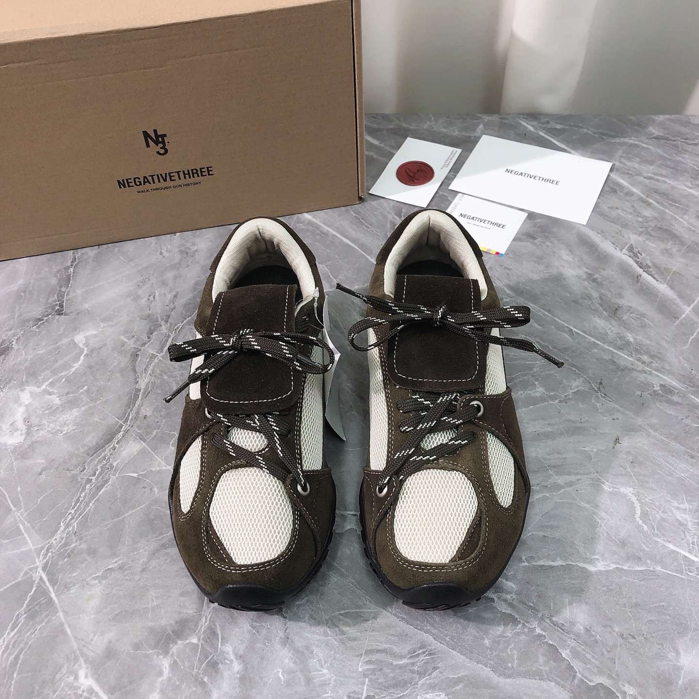 NO:461875,Top version Purchase level Original development Negative three (nt3) Korean designer brand functional lace-up sneakers. My family spent a lot of money to buy genuine shoes, copied 1 to 1 from the original version, and polished it over and over again after more than two months. Welcome to compare the highest version on the market. If there is no comparison, you won’t know the difference. My quality is directly comparable to the authentic products of the counter, and there is no pressure to enter and exit the counter. Major Internet celebrities in South Korea are wearing a niche Korean brand  .The unique design style concept is carefully crafted from black high mercerated cowhirl leather, with two ears and silver corns on the side. The lace eyelets on the top are matched with black and white laces and unique tongue designs are clever and exquisite. Fashionable and versatile, which can add luster and color to 3 various shapes. Create a unique dynamic vitality and modern atmosphere. This new essential shoe is given a new color to the collection and inheritance of NT3, showing modern and elegant style. Fabric imported from Italy, original high mercerated Oxford, Neli imported from Italy, original high-density breathable net, footbed, imported from Italy, original cowhide, outsole imported from Italy, original rubber sole, size 35-40 (40 customized, not returned or exchanged) Packaging top-grade high-end full set of genuine original, casual shoes/sports shoes, sneakers, cowhide19860909顶级版本 代购级别 原版开发 Negativethree(nt3)韩国设计师品牌机能系带运动鞋.这款nt3运动鞋我家花巨资购买正品鞋,按原版1比1复制,反反复复经过两个多月打磨出来了.欢迎对比市场上最高版本,没有对比就不知道差别,我家品质直接媲美专柜正品货,出入专柜毫无压力.韩国各大网红 明星都在穿的 一款小众韩国品牌 .独特的设计风格理念,采用黑色高丝光牛皮革精心制作,侧面饰以两片耳朵加银色鸡眼.上面鞋带孔眼搭配黑白鞋带搭配独特的鞋舌设计巧妙精致.时尚百搭,可为3各式造型增光添彩.塑造独具动感活力与摩登气息的精致巧妙设计,这款全新必备鞋履为nt3的典藏传承再赋新彩,尽显现代优雅格调. 面料意大利进口原版高丝光牛津 内里意大利进口原版高密透气网 垫脚意大利进口原版牛皮 大底意大利进口原版橡胶底 码数35-40（40定做,不退换） 包装顶级高端全套正品原版一致,休闲鞋/运动鞋,sneakers,cowhide,Women's Shoes