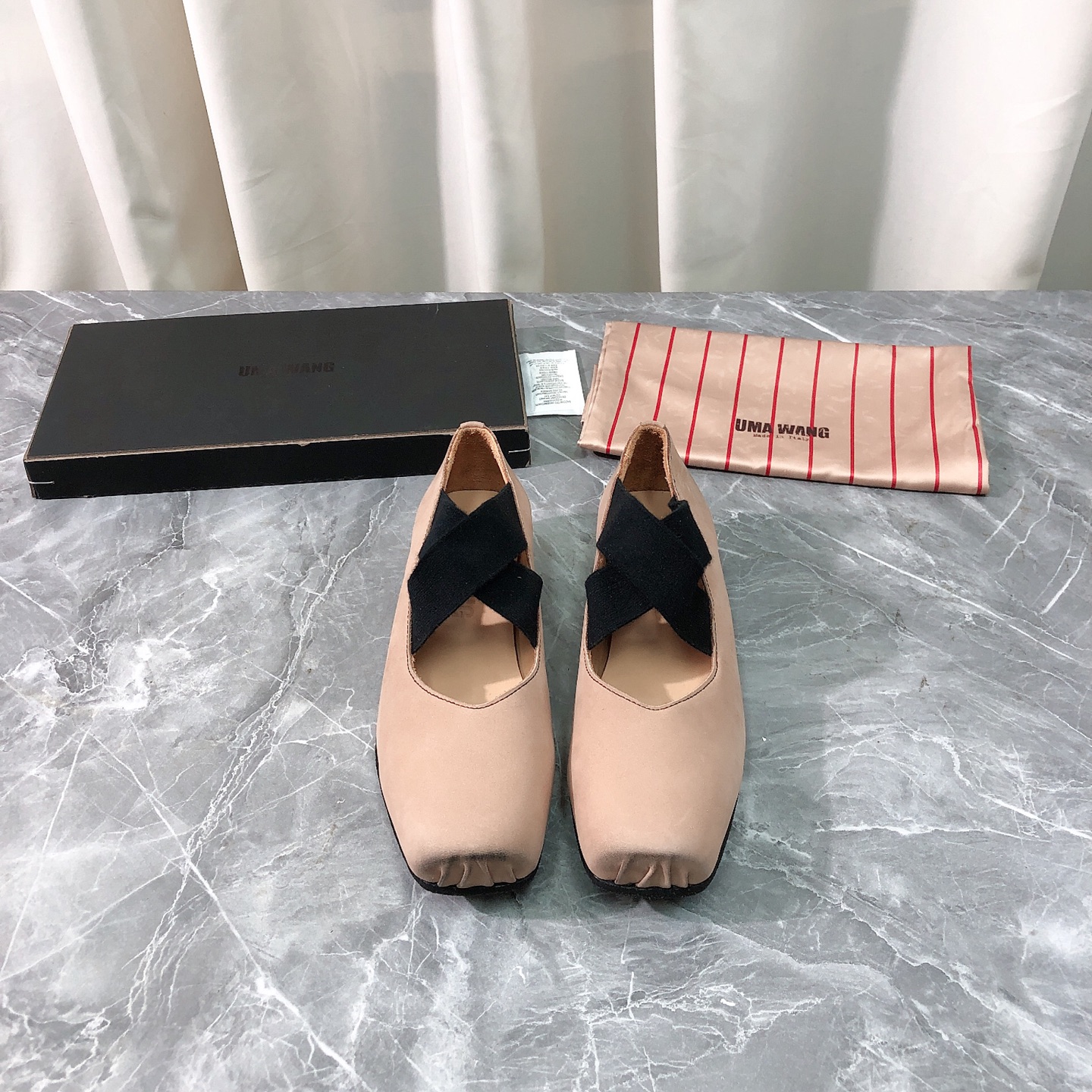 NO:464334,Top version, purchasing quality, original development, UMA WANG classic retro old ballet shoes, all the counters were out of stock, the difficulty was rare compared to Guidi, super soft and comfortable, and it was particularly age-reducing. It has a strong sense of ballet art and full of fairy spirit. It has the elegance, courage and charm of mature women, and it also has the lightness of a girl, clean and neat and unique texture!  You can wear evergreen models all year round. It took more than two months to finally be replicated perfectly. We made every detail exactly the same as the genuine one. We decisively keep the styles of the beauties who like it. How can the top quality of the market be compared, and there are unconditional details. There are pictures and truths. This pair of ballet shoes holds the appearance and feel of the feet. We are not tired after wearing it for a long time. Who can refuse a pair of comfortable and beautiful ballet shoes?  It’s simply too domineering. The feeling of feet and texture are both comfortable and not tired. The main feature is just right. The moment you get it, you will be full of surprises!  Perfect genuine version, free to enter and exit the counter. Pure handmade heavy craftsmanship. This product uses the original top-grade water-dyed cowhide design imported from Italy, with a variety of materials matching craftsmanship, perfect computer needle car wiring, standard leather craftsmanship, super comfortable and breathable design, easy to wear, easy to put on and take, and easy to take, high-end original consistent water-dyed sheepskin inside, high-end original consistent water-dyed sheepskin footbed, double-stamped double-code, benchmarking and matching original craftsmanship. The outsole uses the best pure cowhide + pure hand-stitching material. The shoe shape is exquisite and textured. It is exquisite and more durable. Many fashionable women are rushing to plant grass in punk style to match. The moment you get it, you will be full of surprises!  Perfect genuine version, welcome to compare quality and workmanship, pressure-free quality assurance, enter and exit the counter at will. Fabric imported from Italy original water dyed cowhide, inner lining imported from Italy original water dyed sheepskin footbed Italian imported from Italy original water dyed sheepskin outsole imported from Italy original genuine leather outsole heel height 2.5CM (heel is the same as the original version) Size 35-39 (40 custom made, no return or exchange) Packaging: Top high-end full set of original consistent packaging, ballet shoes, cowhide, sheepskin, Leather soles19860909顶级版本 代购品质 原版开发 UMA WANG经典款复古做旧芭蕾舞鞋,专柜一上全部断货,难买程度堪比guidi稀有,超级软上脚超级舒服,还特别减龄,浓浓的芭蕾舞艺术气息,仙气十足.有成熟女性的优雅、果敢、韵味的大气感同时兼具少女的轻盈感,干净利落又具独特的质感！一年四季都可以穿常青款.耗时两个多月升级版终于完美复刻,我们把每一个细节做得和正品一模一样.出货果断自留款式,喜欢的美女们怎能不自留,市场顶级品质欢迎对比,无条件任何细节PK 有图有真相,这双芭蕾舞鞋把颜值和脚感都拿捏住了.日常通行久穿不累哦 谁能拒绝得了一双舒适又好看的芭蕾舞鞋呢？简直不要太霸气了,脚感和质感都拿捏,关键是舒适还不累脚,主打的就是一个刚刚好.当你拿到它的那一刻都会充满惊喜！完美的正品级版本,随意进出专柜.纯手工制作重磅工艺.本产品采用意大利进口原版顶级水染牛皮设计,多种材料搭配工艺,完美电脑针车走线,标准真皮工艺制作,质感超舒适透气设计,易穿搭 易穿脱 轻松拿,内里选用高档原版一致水染羊皮 垫脚选用高档原版一致水染羊皮 双标双码 对标对版 原厂工艺.大底采用最好的纯牛皮+纯手工缝线材质 对版对质,鞋型秀气 有质感.精工细作 更扛造耐穿,众多时尚潮女们朋克风争相种草 搭配.当你拿到它的那一刻都会充满惊喜！完美的正品级版本,欢迎对比质量和做工,无压力的品质保障,随意进出专柜. 面料意大利进口原版水染牛皮 内里意大利进口原版水染羊皮 垫脚意大利进口原版水染羊皮 大底意大利进口原版真皮大底 跟高2.5CM（鞋跟和原版一致） 码数35-39（40定做,不退不换） 包装:顶级高端全套原版一致包装,芭蕾舞鞋,cowhide,sheepskin,Leather soles,Women's Shoes