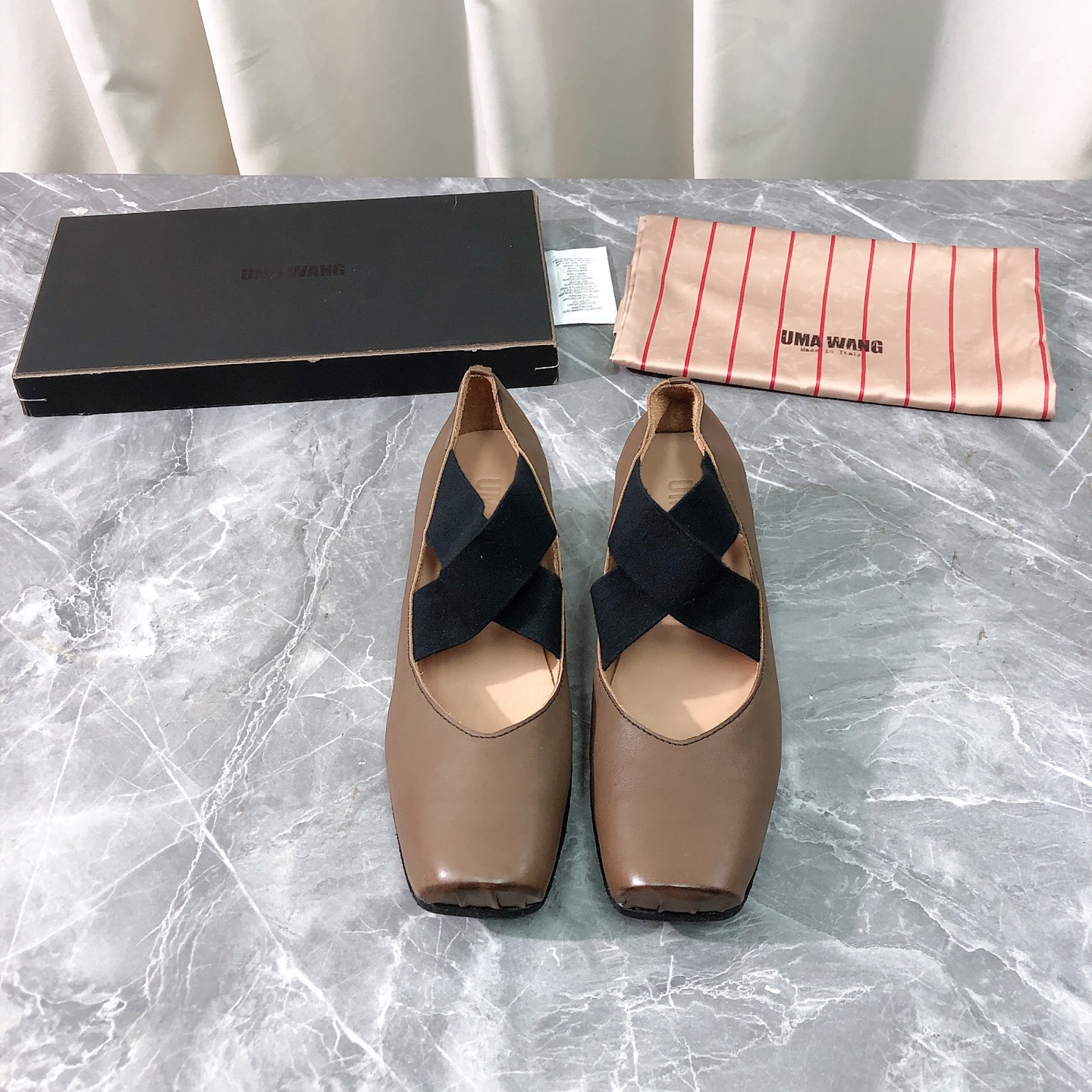 NO:464342,Top version, purchasing quality, original development, UMA WANG classic retro old ballet shoes, all the counters were out of stock, the difficulty was rare compared to Guidi, super soft and comfortable, and it was particularly age-reducing. It has a strong sense of ballet art and full of fairy spirit. It has the elegance, courage and charm of mature women, and it also has the lightness of a girl, clean and neat and unique texture!  You can wear evergreen models all year round. It took more than two months to finally be replicated perfectly. We made every detail exactly the same as the genuine one. We decisively keep the styles of the beauties who like it. How can the top quality of the market be compared, and there are unconditional details. There are pictures and truths. This pair of ballet shoes holds the appearance and feel of the feet. We are not tired after wearing it for a long time. Who can refuse a pair of comfortable and beautiful ballet shoes?  It’s simply too domineering. The feeling of feet and texture are both comfortable and not tired. The main feature is just right. The moment you get it, you will be full of surprises!  Perfect genuine version, free to enter and exit the counter. Pure handmade heavy craftsmanship. This product uses the original top-grade water-dyed cowhide design imported from Italy, with a variety of materials matching craftsmanship, perfect computer needle car wiring, standard leather craftsmanship, super comfortable and breathable design, easy to wear, easy to put on and take, and easy to take, high-end original consistent water-dyed sheepskin inside, high-end original consistent water-dyed sheepskin footbed, double-stamped double-code, benchmarking and matching original craftsmanship. The outsole uses the best pure cowhide + pure hand-stitching material. The shoe shape is exquisite and textured. It is exquisite and more durable. Many fashionable women are rushing to plant grass in punk style to match. The moment you get it, you will be full of surprises!  Perfect genuine version, welcome to compare quality and workmanship, pressure-free quality assurance, enter and exit the counter at will. Fabric imported from Italy original water dyed cowhide, inner lining imported from Italy original water dyed sheepskin footbed Italian imported from Italy original water dyed sheepskin outsole Italian imported from Italy original genuine leather outsole heel height 4.5CM (heel is the same as the original version) Size 35-39 (40 custom made, no return or exchange) Packaging: Top high-end full set of original consistent packaging, ballet shoes, cowhide, sheepskin, Leather soles19860909顶级版本 代购品质 原版开发 UMA WANG经典款复古做旧芭蕾舞鞋,专柜一上全部断货,难买程度堪比guidi稀有,超级软上脚超级舒服,还特别减龄,浓浓的芭蕾舞艺术气息,仙气十足.有成熟女性的优雅、果敢、韵味的大气感同时兼具少女的轻盈感,干净利落又具独特的质感！一年四季都可以穿常青款.耗时两个多月升级版终于完美复刻,我们把每一个细节做得和正品一模一样.出货果断自留款式,喜欢的美女们怎能不自留,市场顶级品质欢迎对比,无条件任何细节PK 有图有真相,这双芭蕾舞鞋把颜值和脚感都拿捏住了.日常通行久穿不累哦 谁能拒绝得了一双舒适又好看的芭蕾舞鞋呢？简直不要太霸气了,脚感和质感都拿捏,关键是舒适还不累脚,主打的就是一个刚刚好.当你拿到它的那一刻都会充满惊喜！完美的正品级版本,随意进出专柜.纯手工制作重磅工艺.本产品采用意大利进口原版顶级水染牛皮设计,多种材料搭配工艺,完美电脑针车走线,标准真皮工艺制作,质感超舒适透气设计,易穿搭 易穿脱 轻松拿,内里选用高档原版一致水染羊皮 垫脚选用高档原版一致水染羊皮 双标双码 对标对版 原厂工艺.大底采用最好的纯牛皮+纯手工缝线材质 对版对质,鞋型秀气 有质感.精工细作 更扛造耐穿,众多时尚潮女们朋克风争相种草 搭配.当你拿到它的那一刻都会充满惊喜！完美的正品级版本,欢迎对比质量和做工,无压力的品质保障,随意进出专柜. 面料意大利进口原版水染牛皮 内里意大利进口原版水染羊皮 垫脚意大利进口原版水染羊皮 大底意大利进口原版真皮大底 跟高4.5CM（鞋跟和原版一致） 码数35-39（40定做,不退不换） 包装:顶级高端全套原版一致包装,芭蕾舞鞋,cowhide,sheepskin,Leather soles,Women's Shoes