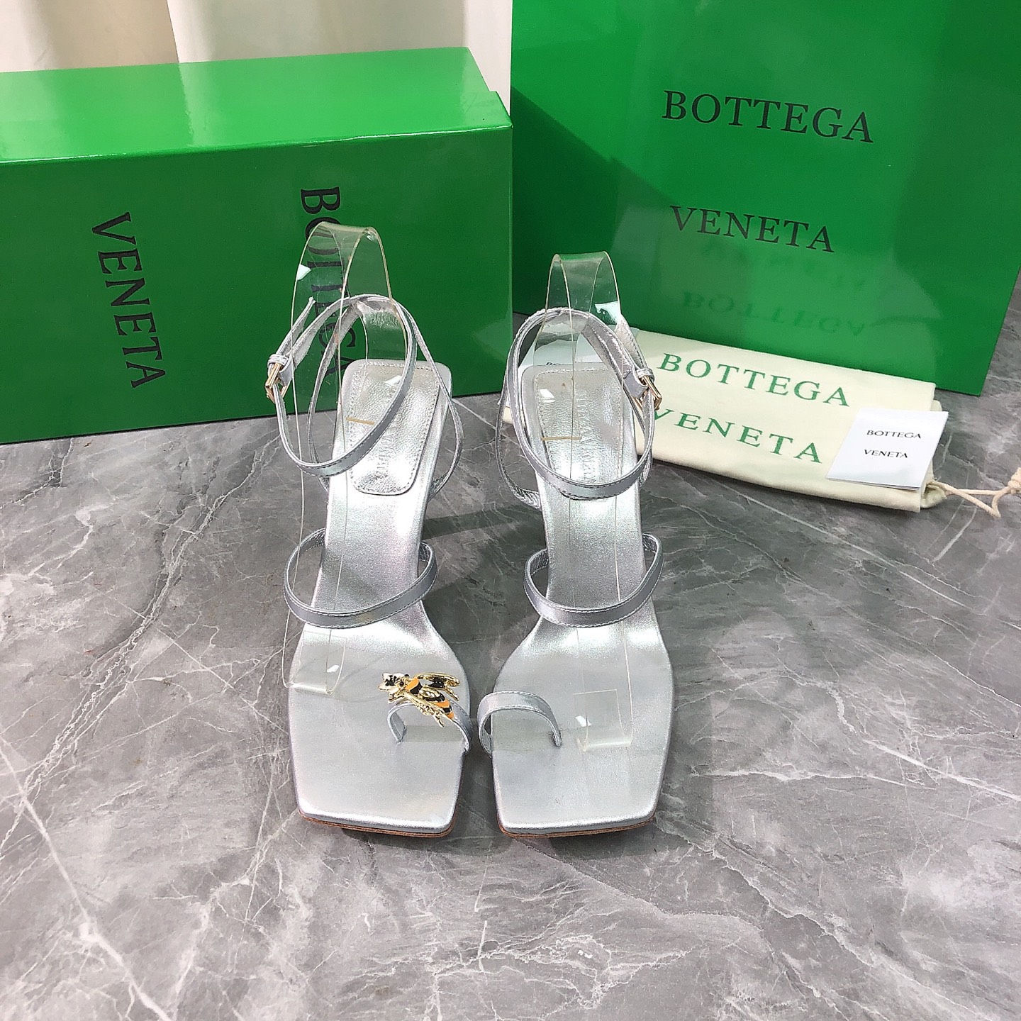 NO:545203,Top high-end version, purchasing quality, original development Bottega Veneta (Baodiejia) 2026ss latest summer high-heeled little bee lace-up sandals. BV new little bee women's Stretch sandals are sought after, ins & Xiaohongshu has many internet celebrities!  Super sexy on your feet!  It's really beautiful!  There is reason to bring a fashionable and strong wind, making people feel comfortable. Heavy but not tired. Original custom fabric. Compared with the highest version of the market. This square toe upper has a super high-end feel!  High-end wear is fairy, simple, fashionable and design-like, and they are all very easy to wear, especially the sole of the forefoot injection molded raw rubber shoe with anti-slip pads and will not be tired for a day, it is practical and textured, especially suitable for office workers (the original custom-made color shoe soles are the same) It is worth mentioning that the silk film sole that has been tested repeatedly for one month is almost perfect, and most of the market is sprayed. Square-toe high-heeled little bee lace-up design elements can be called the BV family design gene The upper uses imported original brocade sheepskin and is comfortable with the inner sheepskin. It is full of design sense. A model that highlights personality. Trendy and god-grade product. All developments According to the requirements of the original version, deep disassembly and restored. Leather weaving kink process. Pure handmade. It is expensive. Use Italian leather injection molding sole. Raw glue injection molding technology. Anti-slip comfort. Your thoughts are finally here.  It is versatile and suitable for any occasion and is a must-have pair for everyone!  Fabric imported from Italy original brocade sheepskin, inner lining imported from Italy original sheepskin, footbed imported from Italy original original leather injection molded sole, heel 9.0CM (heel height is the same as the original version) Size 35-39 (40.41.42.43 customization, no return or replacement) Customized without a label and customer logo, no return or exchange. Packaging top-level high-end full set of original consistent authentic packaging, high heels, bottega veneta, bottega veneta, bottega veneta, sandals, high heels, sheepskin19860909顶级高端版本 代购品质 原版开发BottegaVeneta(葆蝶家) 2026ss最新款夏季高跟小蜜蜂系带凉鞋.BV新款小蜜蜂女士Stretch凉鞋抢手大爆款,ins&小红书巨多网红明星上身！上脚超性感！真的太美了！有理由刮起时尚大风,让人沦陷的舒适感 厚重而不累脚,原版定制面料 对比市场最高版本.这款方头鞋面超有高级感！高级穿着又仙女 简约时髦又有设计感 而且都非常非常好穿,特别是前掌注塑生胶鞋底部有防滑胶垫走一天也不会累,实用又有质感,特别适合上班一族（原版开模定制颜色鞋型鞋底一摸一样）值得一提的是鞋底花费一个月开模反复测试过的丝膜大底做到几乎完美,市场上大部份是喷涂.方头高跟小蜜蜂系带设计元素 堪称BV家族设计基因 鞋面采用进口原版锦羊皮 搭配内胆羊皮舒适设计 设计感十足 一款彰显个性 潮流神级单品 所有开发 按原版要求 深度拆解还原 真皮编织扭结工艺 纯手工制作 成本不菲 采用意大利真皮注塑大底 生胶注塑工艺 防滑舒适 你们的心心念念终于来了 百搭适用任何场合、人手必备一双！ 面料意大利进口原版锦羊皮 内里意大利进口原版羊皮 垫脚意大利进口原版羊皮 大底意大利进口原版真皮注塑底 鞋跟9.0CM（跟高和原版一致） 码数35-39（40.41.42.43定做,不退不换） 可定做无标和客人logo定制,不退不换 包装顶级高端全套原版一致正品包装,高跟鞋凉鞋,bottega veneta,bottega veneta,bottega veneta,sandals,high heels,sheepskin,Women's Shoes