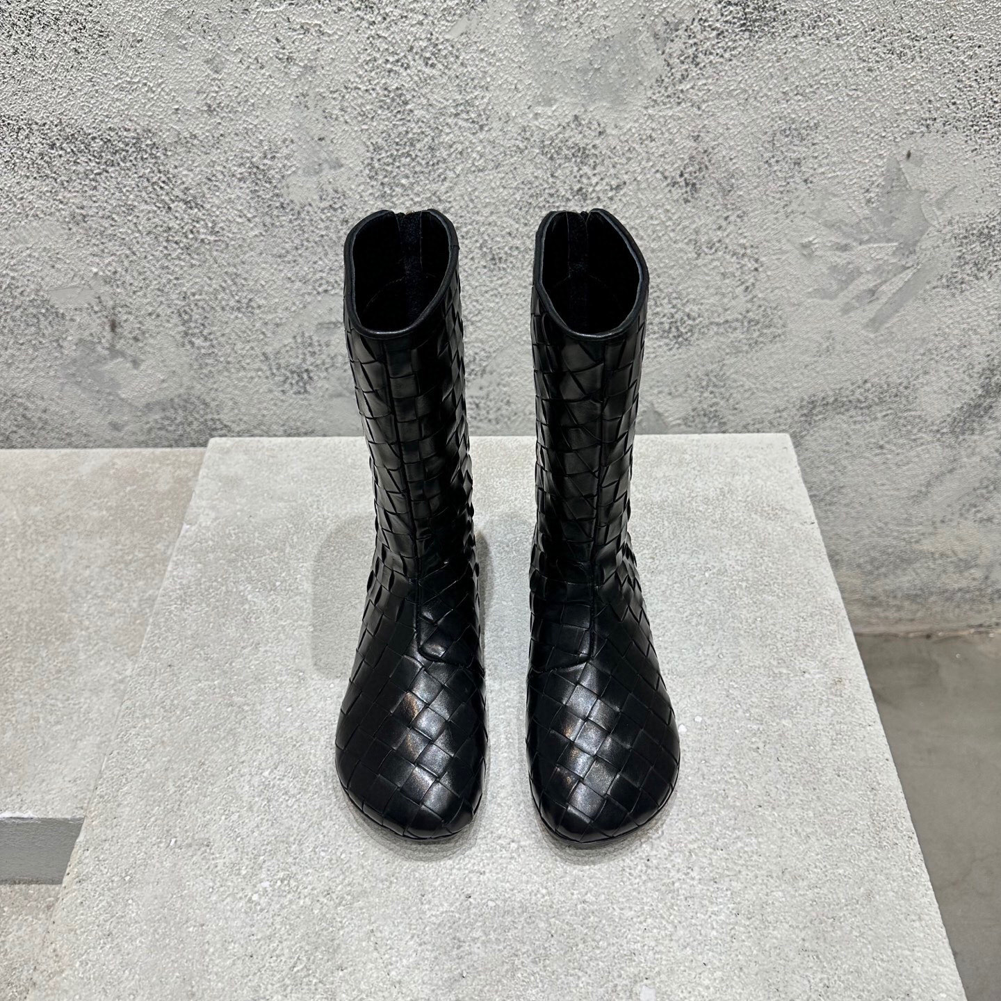 NO:651210,Top high version, purchasing quality, original development, Bottega Veneta 2025ss latest women's Atomic boots. BV's new popular flat boots are popular, ins & Xiaohongshu have many Internet celebrity stars!  The feet are super sexy!  It’s so beautiful!  There is a reason to blow the fashion trend, and the comfort that makes people fall into it is thick and not tiring, and the original customized fabric is compared with the highest version on the market. This small square toe upper has a super high-end feel!  High-end dress and fairy, simple and fashionable with a sense of design  And they are all very, very easy to wear. Especially the high-heeled lasts are adjusted to the optimal curvature. You will not feel tired after walking for a day. They are practical and high-quality, especially suitable for office workers (the original molds are made to customize the color, shoe shape, and soles are exactly the same). It is worth mentioning that the silk film outsole, which took two months to mold and was repeatedly tested, is almost perfect and is in the market.  Most of the upper part is spray-painted. This style of Atomic flat boots made an eye-catching debut in the 2025 autumn and winter ankle boots women's show. It is woven with smooth calfskin to interpret the dazzling elegance of the disco era. The lazy silhouette complements the elegant high heels, and BV once again marks the brand imprint with a pure hand-woven style. The heel is made of full leather heel design elements.  It can be called the design gene of the BV family. The upper is made of imported original calfskin. The inner liner and feet are all designed with sheepskin comfort. It is full of design. It is a trendy item that shows personality. All developed according to the original requirements. In-depth disassembly and restoration. The craftsmanship is purely hand-woven and made. The cost is expensive. It uses the original genuine leather outsole imported from Italy. The heel sole is made of raw rubber. It is non-slip and comfortable. What you have been longing for is finally here. Versatile and suitable for any occasion, a must-have pair for everyone!  Fabric: original calfskin imported from Italy, lining original sheepskin imported from Italy, foot pads, original sheepskin imported from Italy, outsole, original TPU bottom imported from Italy, code number 35-39 (customized at 40.41.42, non-refundable, non-exchangeable). Customization: can be customized without label and customer logo brand, non-returnable or non-exchangeable. Top-end high-end full set of original and consistent authentic packaging, boots, bottega veneta, bottega veneta, tom ford, bottega  veneta,boots,cowhide,sheepskin,leather soles19860909顶级高版本 代购品质 原版开发 Bottega Veneta 葆蝶家 2025ss最新款女士Atomic靴子.BV新款抢手平底靴子爆款,ins&小红书巨多网红明星上身！上脚超性感！真的太美了！有理由刮起时尚大风,让人沦陷的舒适感 厚重而不累脚,原版定制面料 对比市场最高版本.这款小方头鞋面超有高级感！高级穿着又仙女 简约时髦又有设计感 而且都非常非常好穿,特别是高跟楦型调制到最佳弧度,走一天也不会累,实用又有质感,特别适合上班一族（原版开模定制颜色鞋型鞋底一摸一样）值得一提的是鞋底花费两个月开模反复测试过的丝膜大底做到几乎完美,市场上大部份是喷涂.本款Atomic平底靴子于2025秋冬踝靴女装秀瞩目亮相,以光滑小牛皮编织演绎迪斯科时代的璀璨风华.慵懒轮廓与优雅高跟相得益彰,BV以纯手工编织风格再度标注品牌印记.后跟全皮包跟设计元素 堪称BV家族设计基因 鞋面采用进口原版小牛皮 搭配内胆和垫脚都是羊皮舒适设计 设计感十足 一款彰显个性 潮流神级单品 所有开发 按原版要求 深度拆解还原 工艺纯手工编织制作 成本不菲 采用意大利进口原版真皮大底 跟底天皮生胶工艺 防滑舒适 你们的心心念念终于来了 百搭适用任何场合、人手必备一双！ 面料意大利进口原版小牛皮 内里意大利进口原版羊皮 垫脚意大利进口原版羊皮 大底意大利进口原版TPU底 码数35-39（40.41.42定做,不退不换） 定制:可定做无标和客人logo品牌,不退不换 包装顶级高端全套原版一致正品包装,靴子,bottega veneta,bottega veneta,tom ford,bottega veneta,boots,cowhide,sheepskin,Leather soles,Women's Shoes