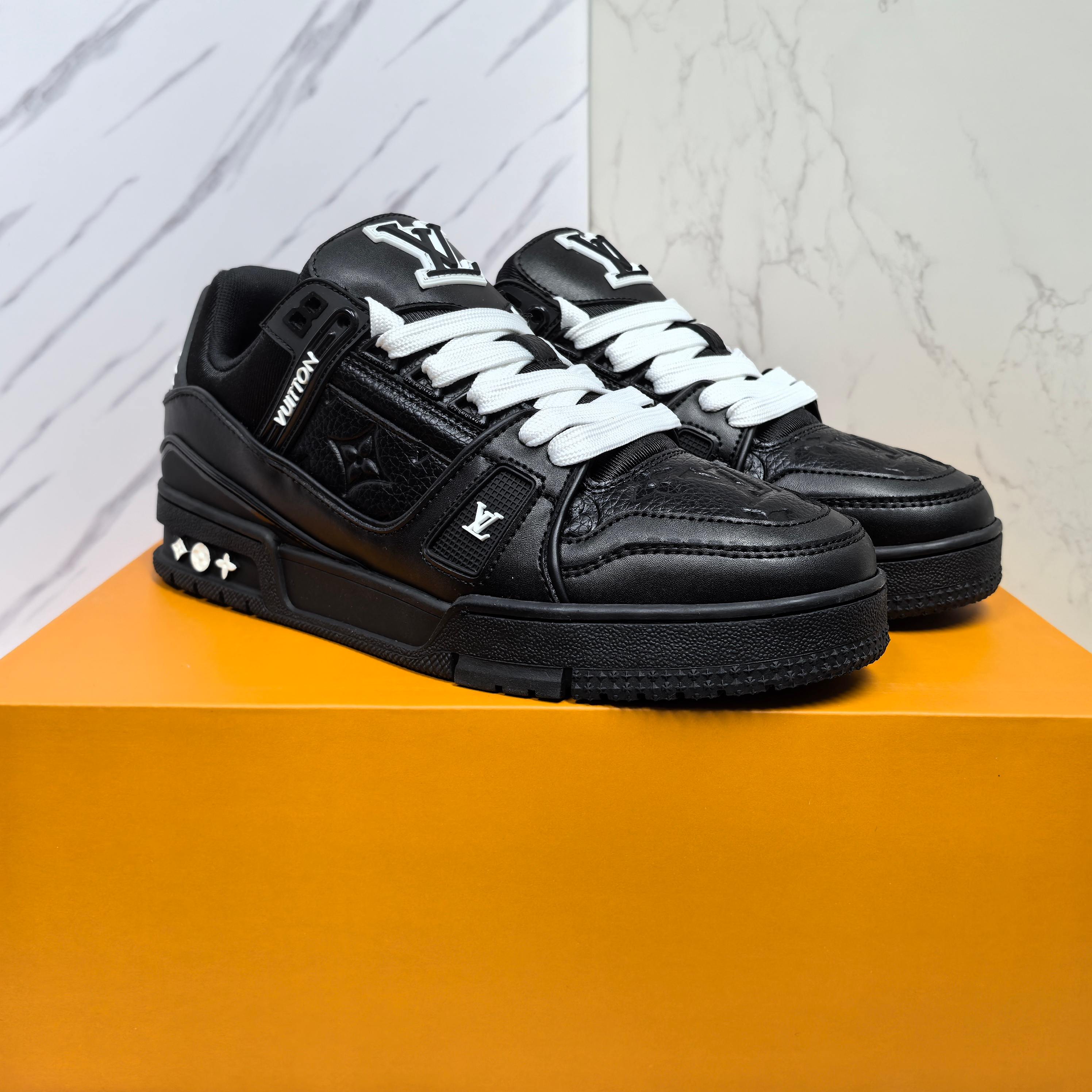 LOUIS VUITTON Trainer 牛皮系带低帮スニーカー 男女兼用