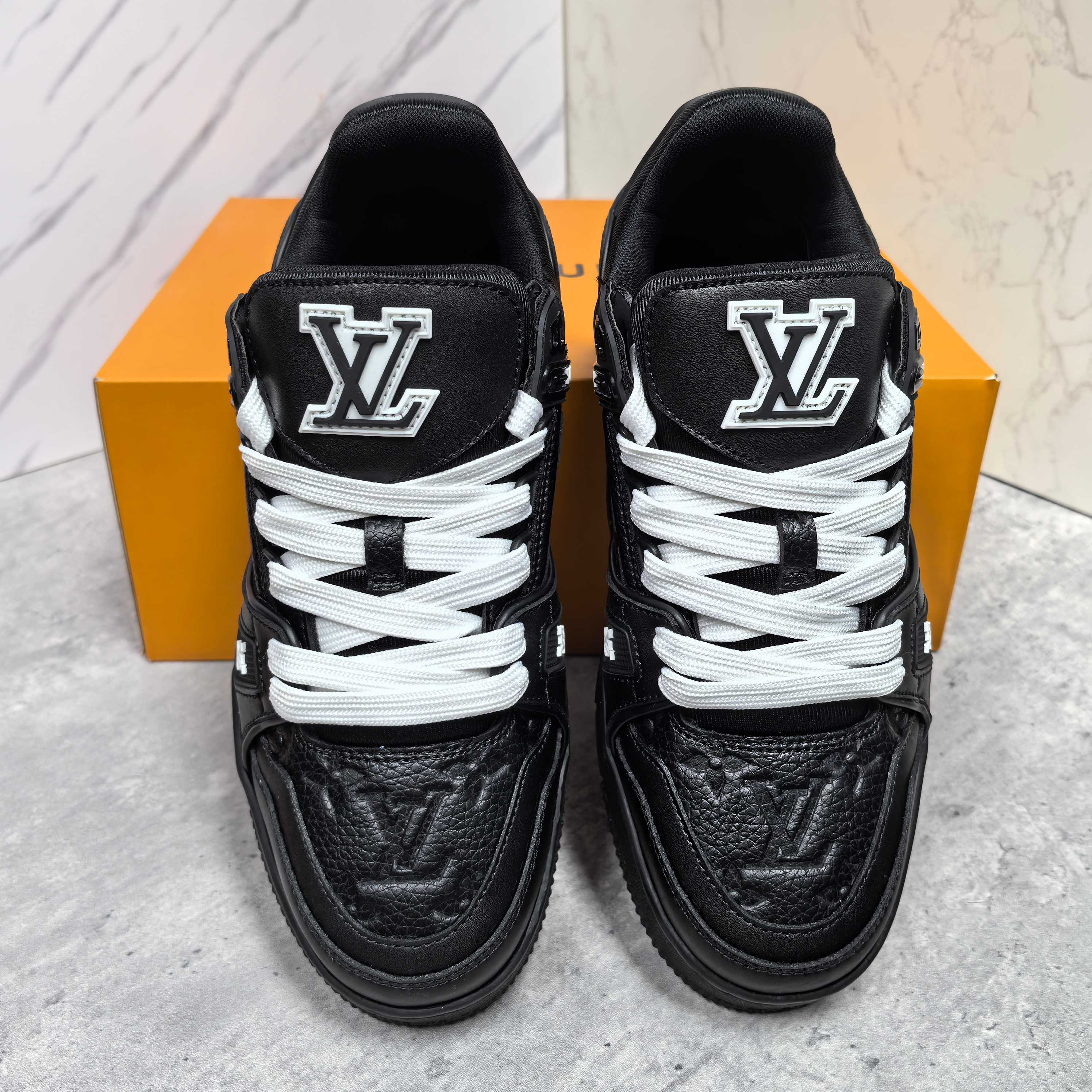 LOUIS VUITTON Trainer 牛皮系带低帮スニーカー 男女兼用