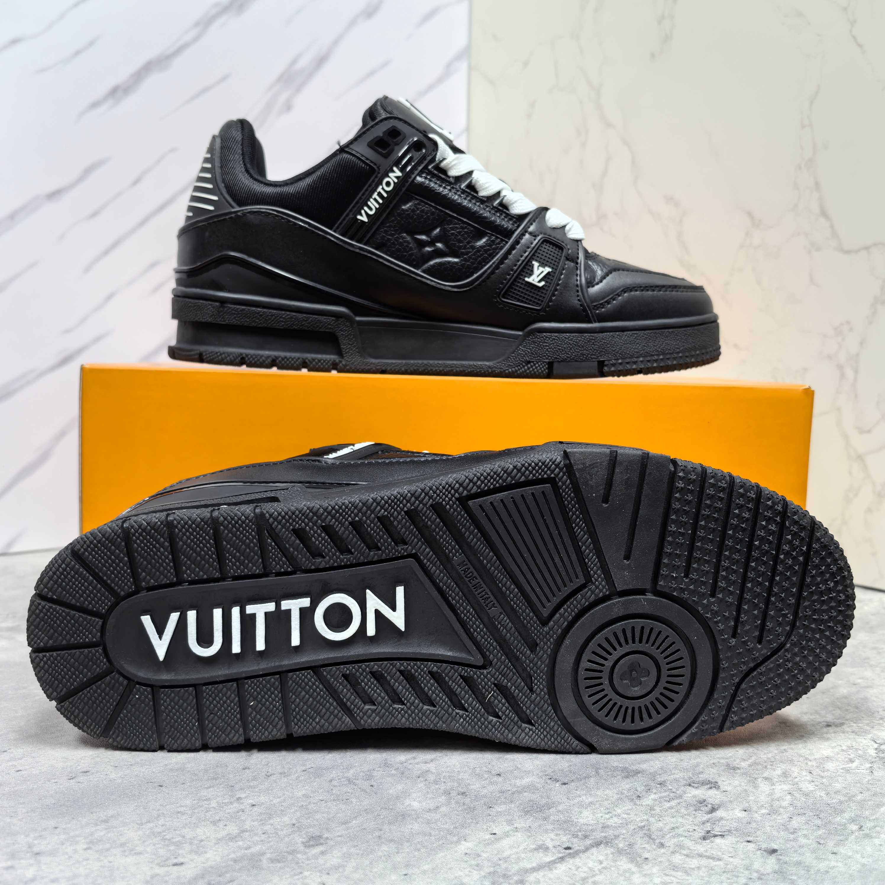 LOUIS VUITTON Trainer 牛皮系带低帮スニーカー 男女兼用