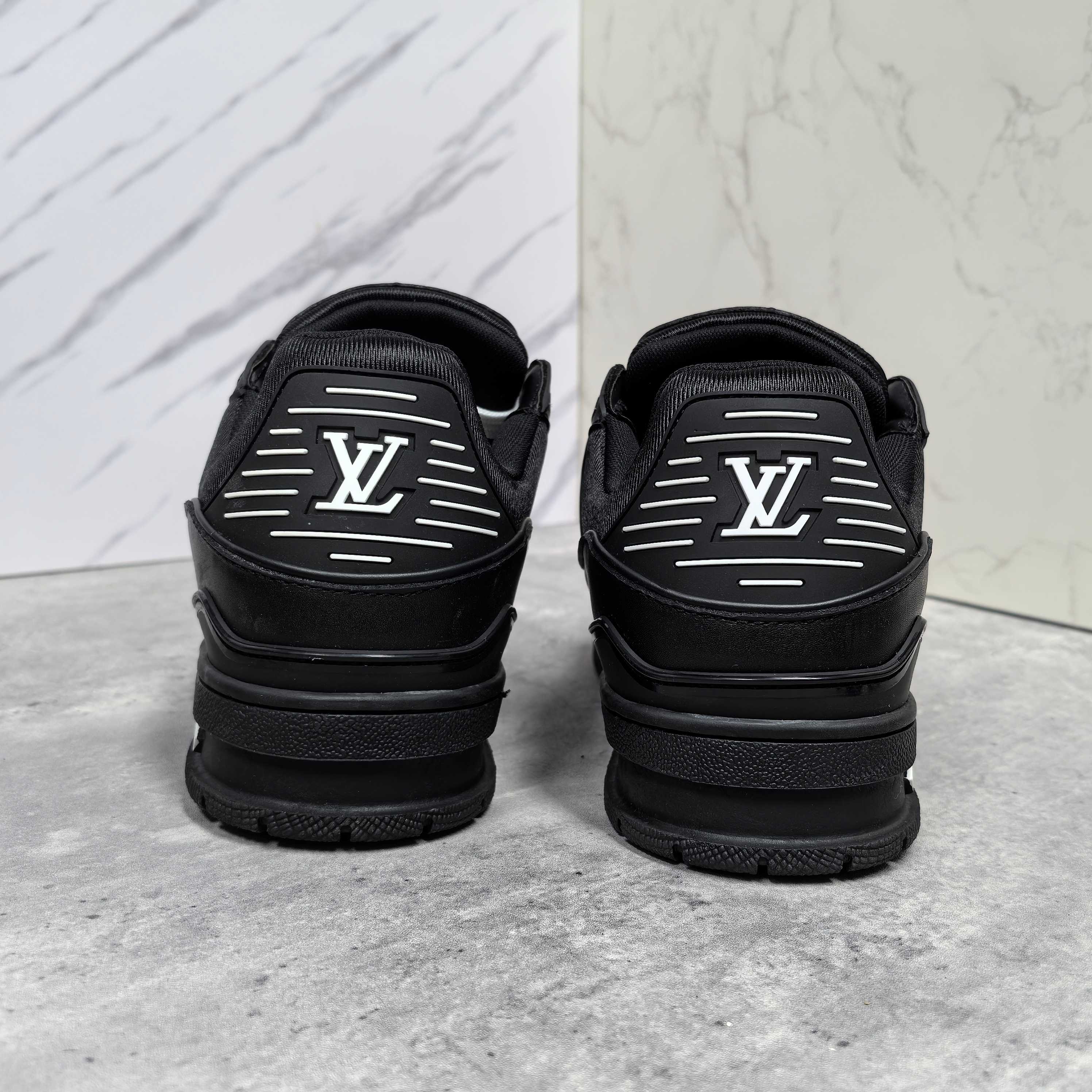 LOUIS VUITTON Trainer 牛皮系带低帮スニーカー 男女兼用