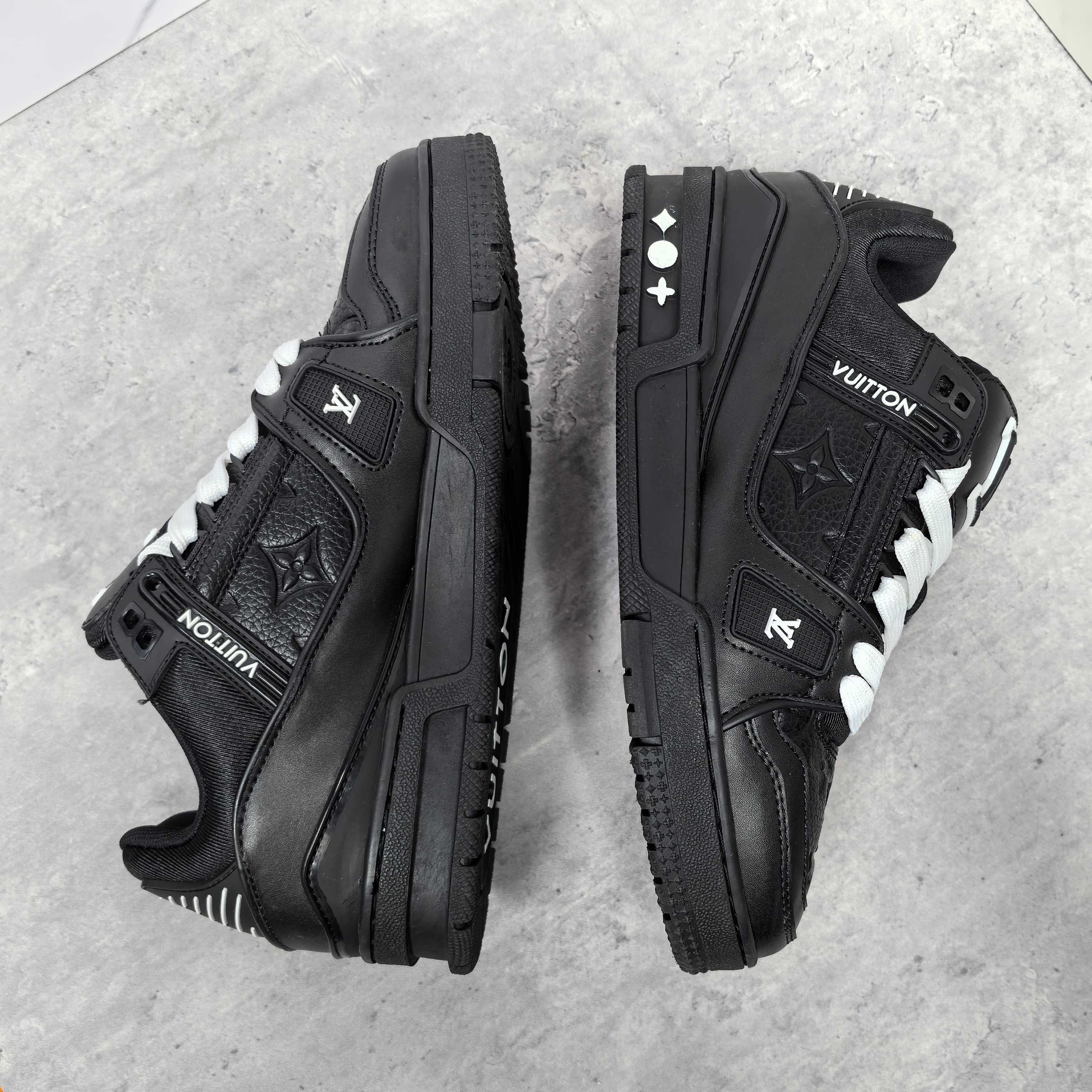 LOUIS VUITTON Trainer 牛皮系带低帮スニーカー 男女兼用