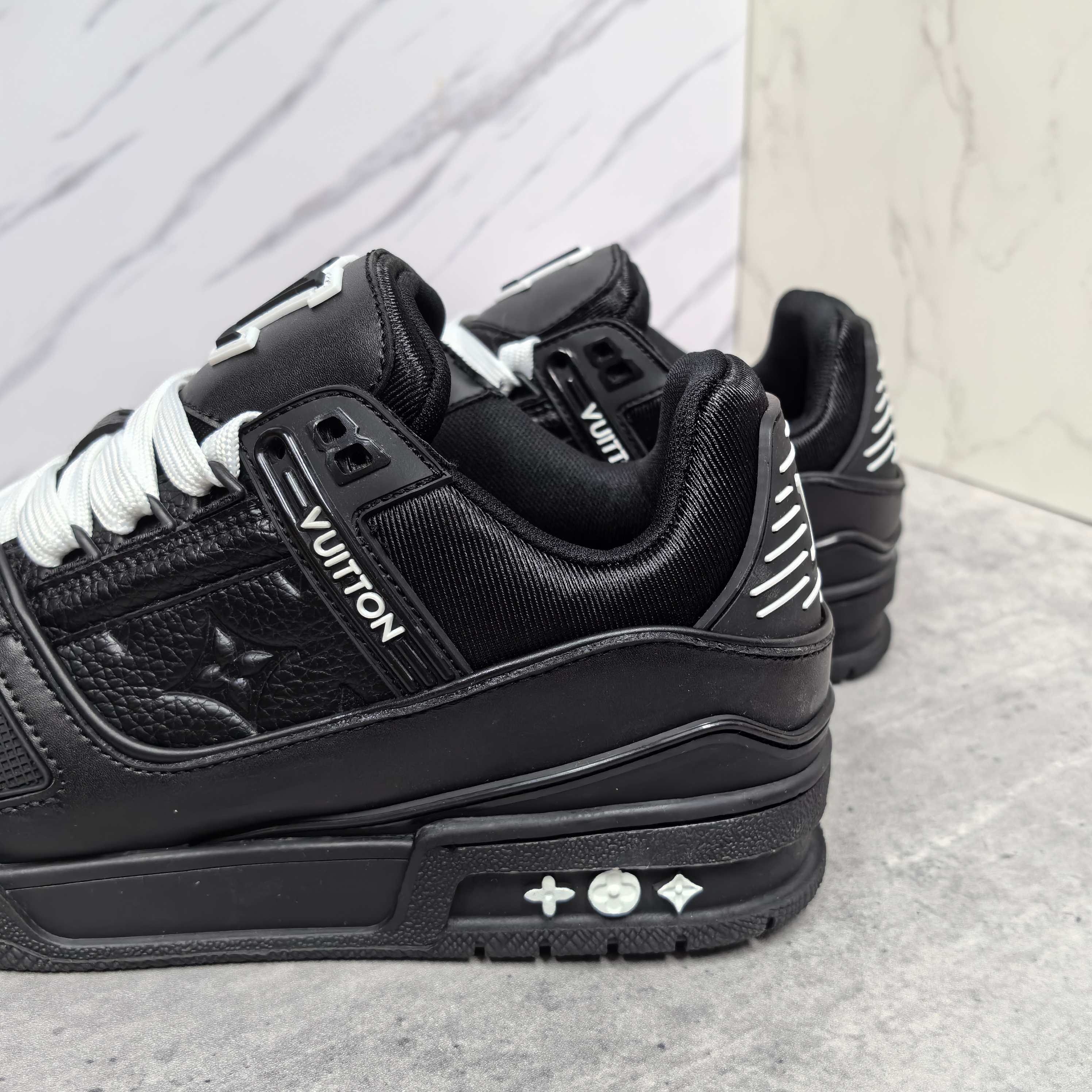 LOUIS VUITTON Trainer 牛皮系带低帮スニーカー 男女兼用