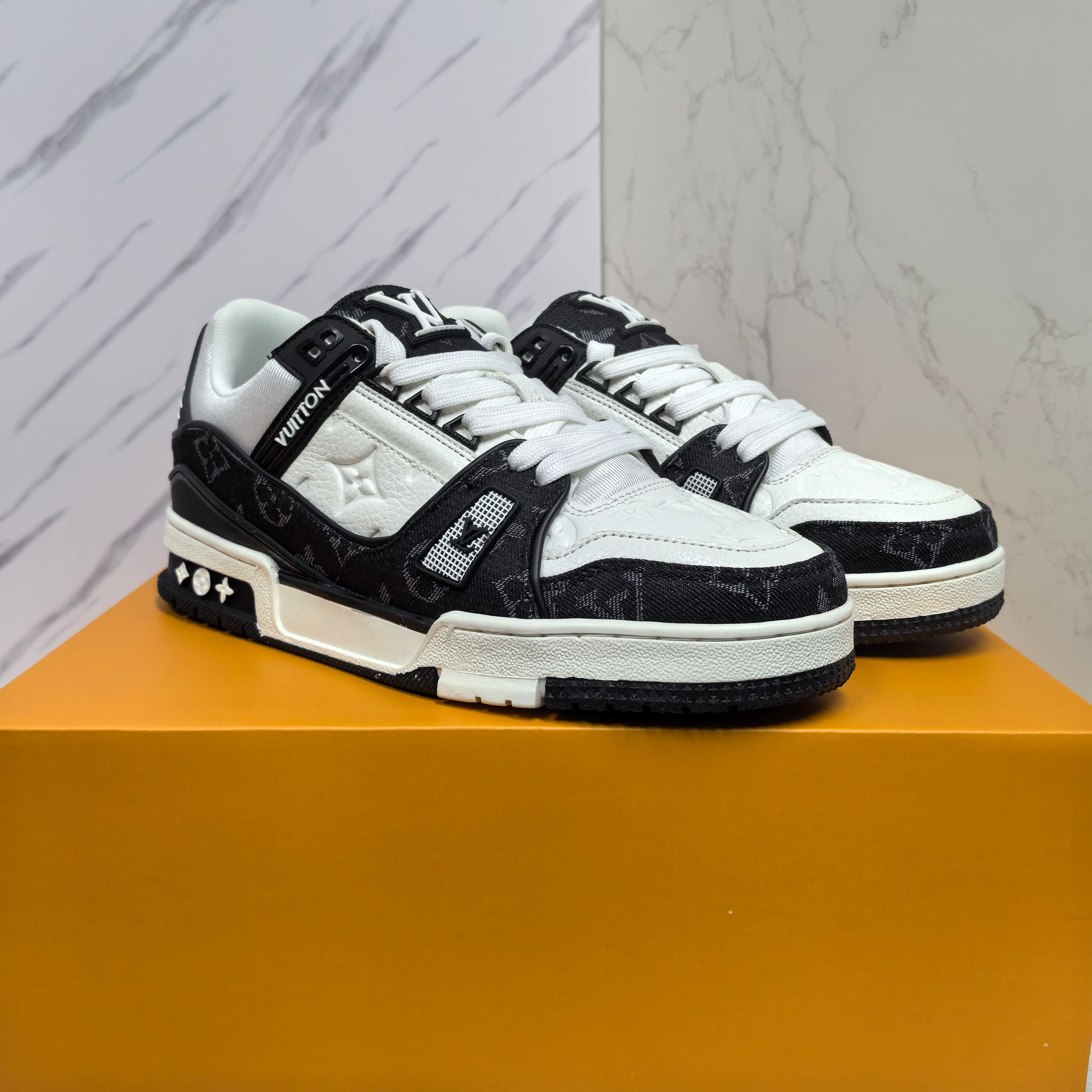 LOUIS VUITTON Trainer 牛皮系带低帮ファッションスニーカー 男女共用