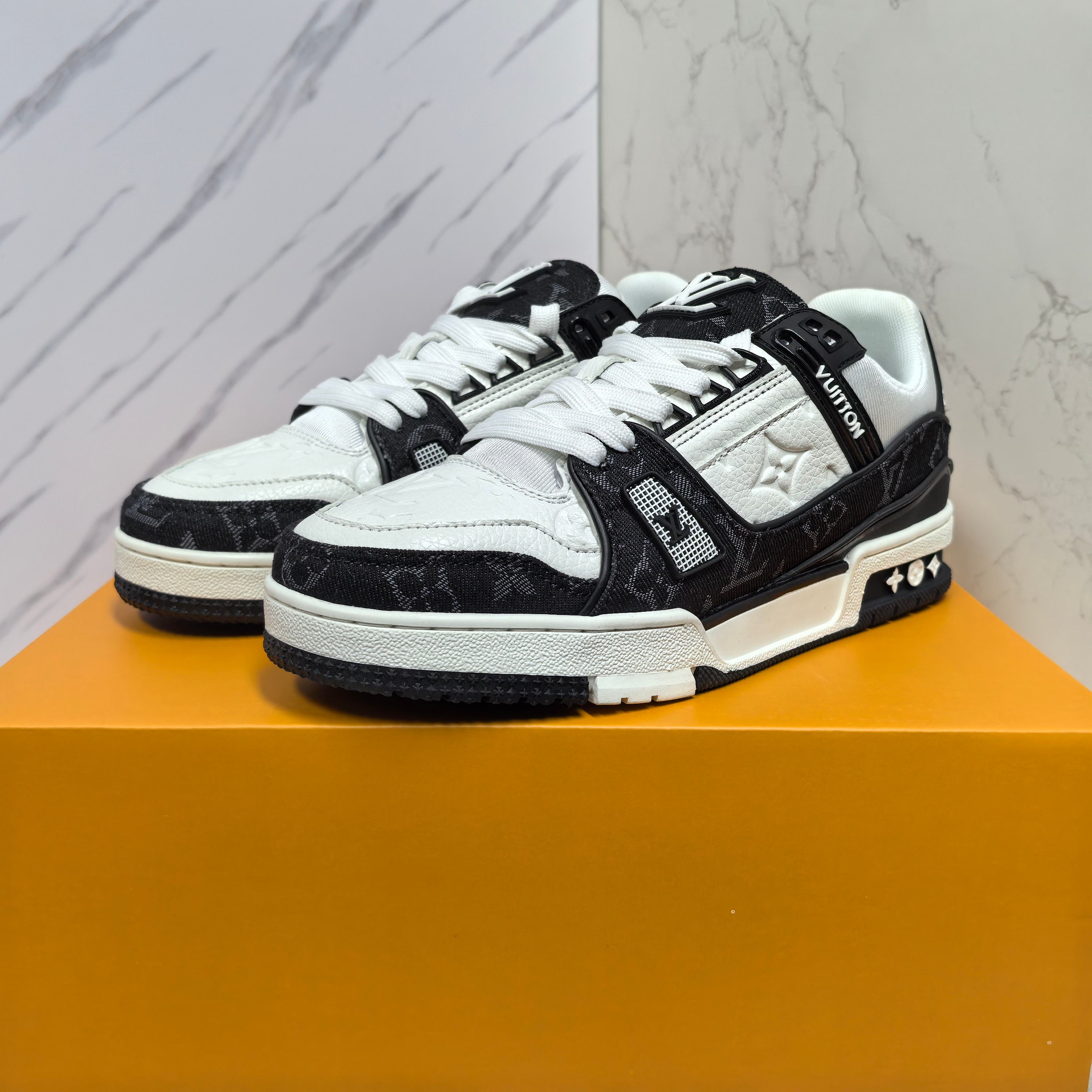 LOUIS VUITTON Trainer 牛皮系带低帮ファッションスニーカー 男女共用