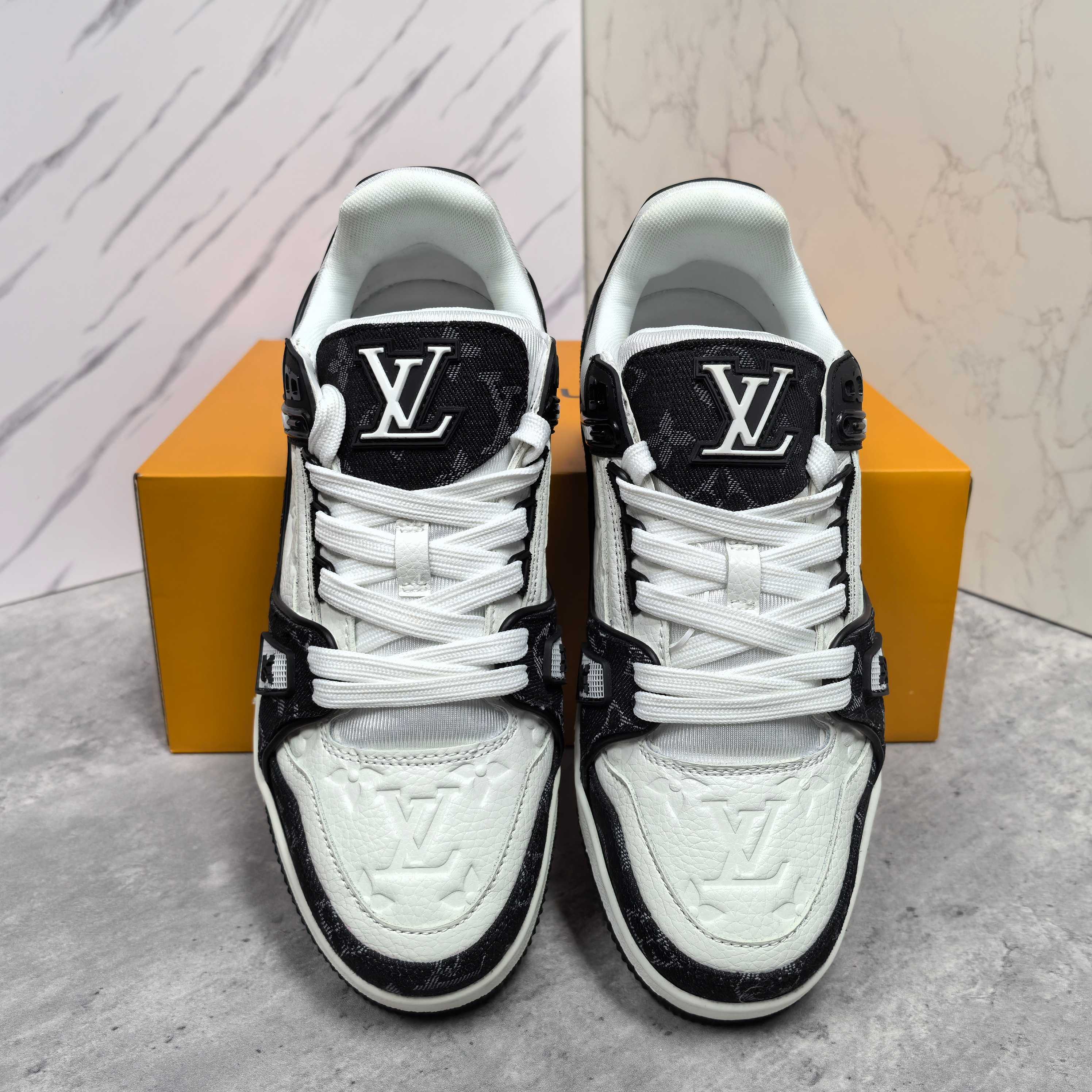 LOUIS VUITTON Trainer 牛皮系带低帮ファッションスニーカー 男女共用