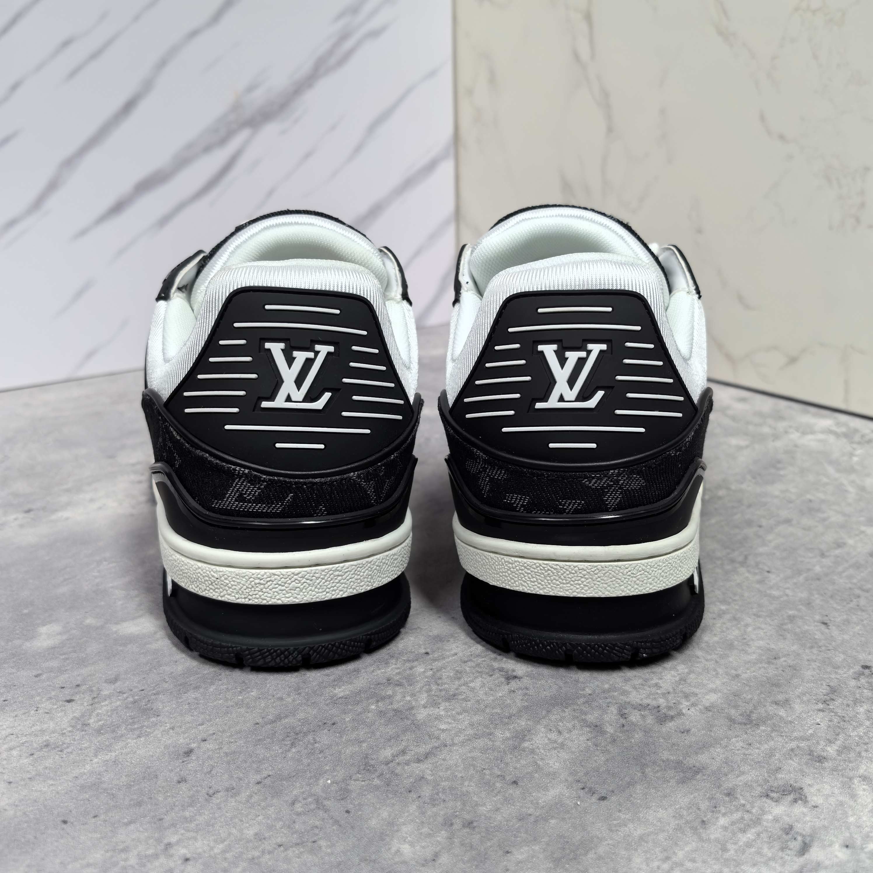 LOUIS VUITTON Trainer 牛皮系带低帮ファッションスニーカー 男女共用