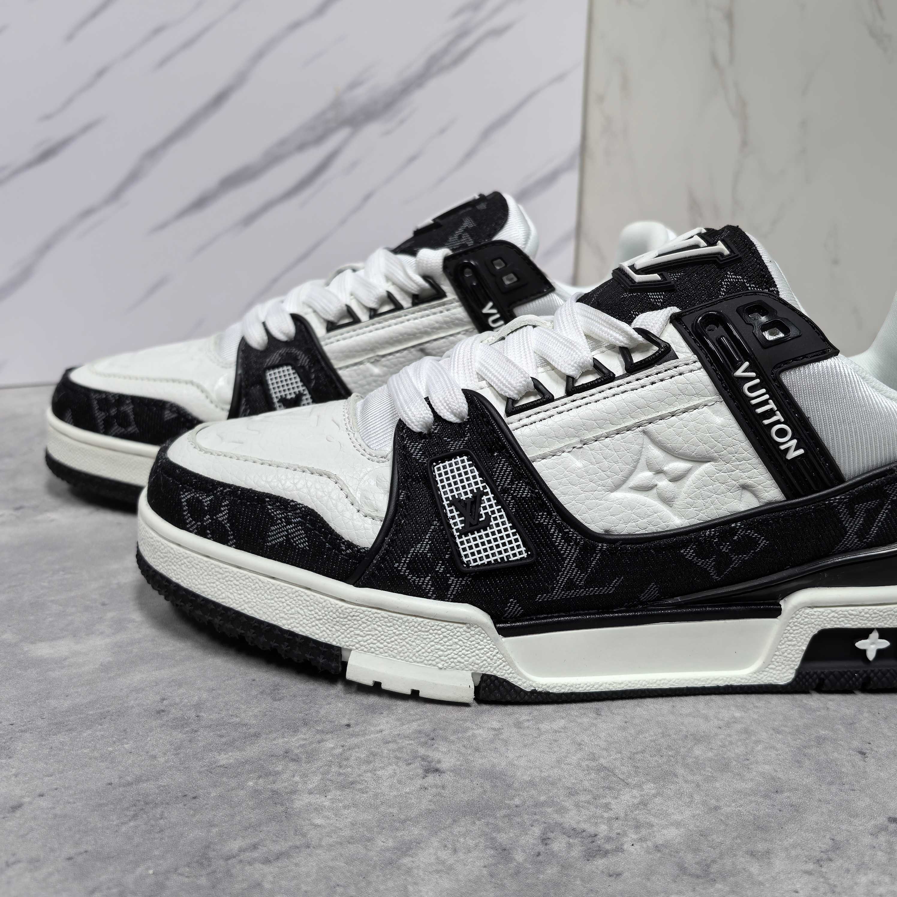 LOUIS VUITTON Trainer 牛皮系带低帮ファッションスニーカー 男女共用