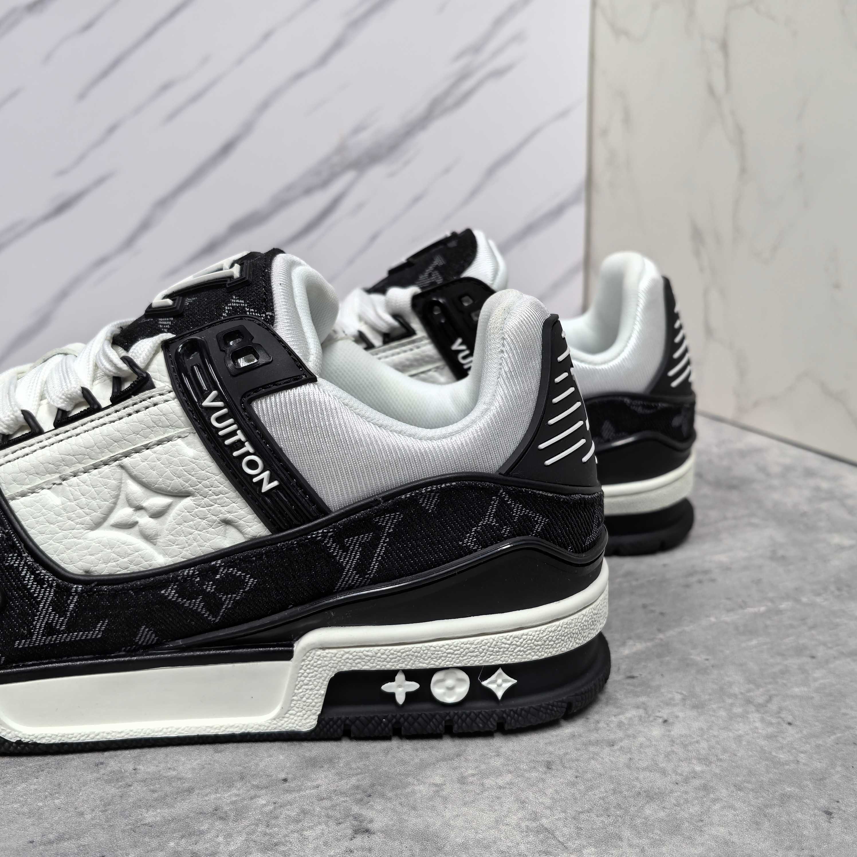 LOUIS VUITTON Trainer 牛皮系带低帮ファッションスニーカー 男女共用