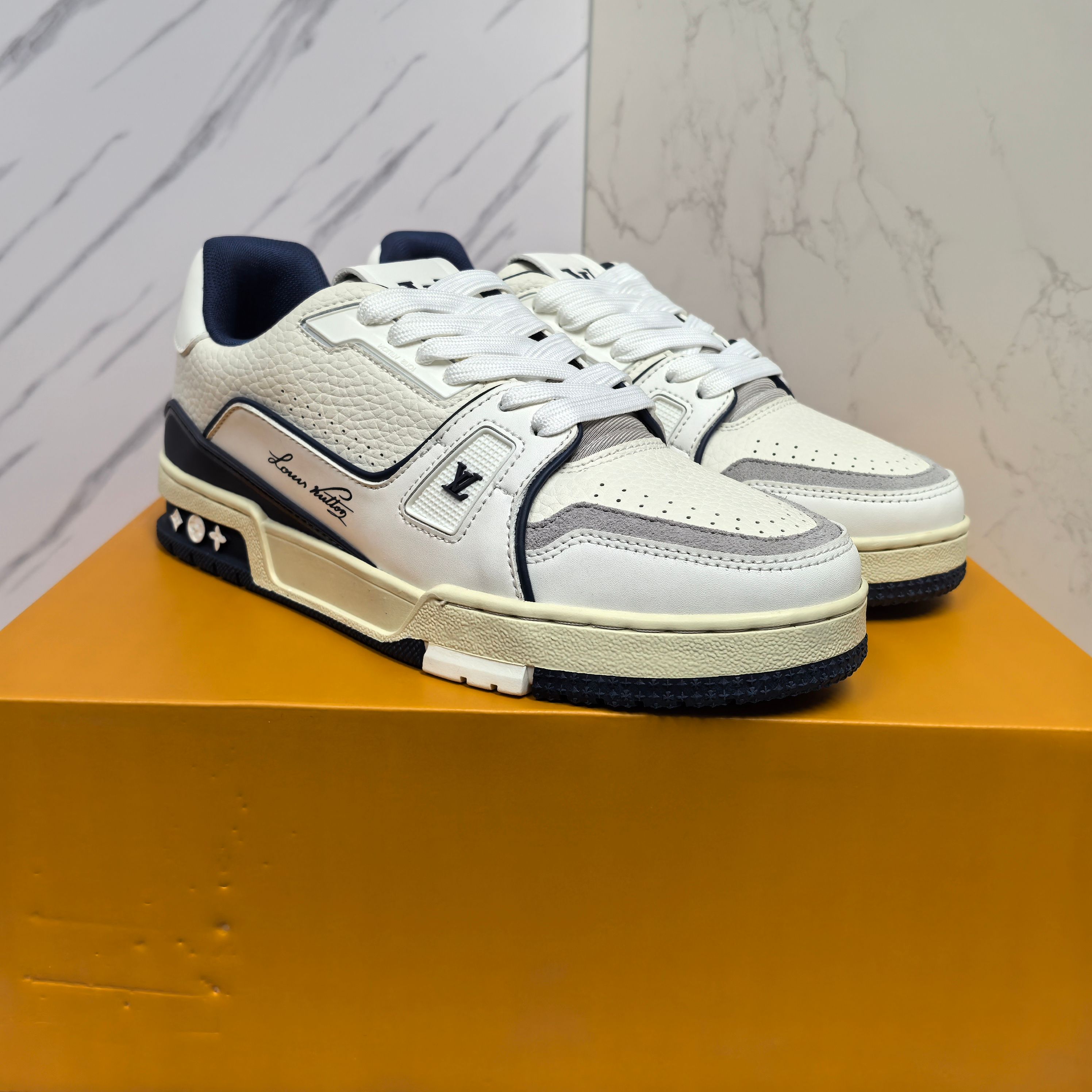 LOUIS VUITTON Trainer 牛皮 压纹系带 低帮スタイリッシュスニーカー 男女兼用