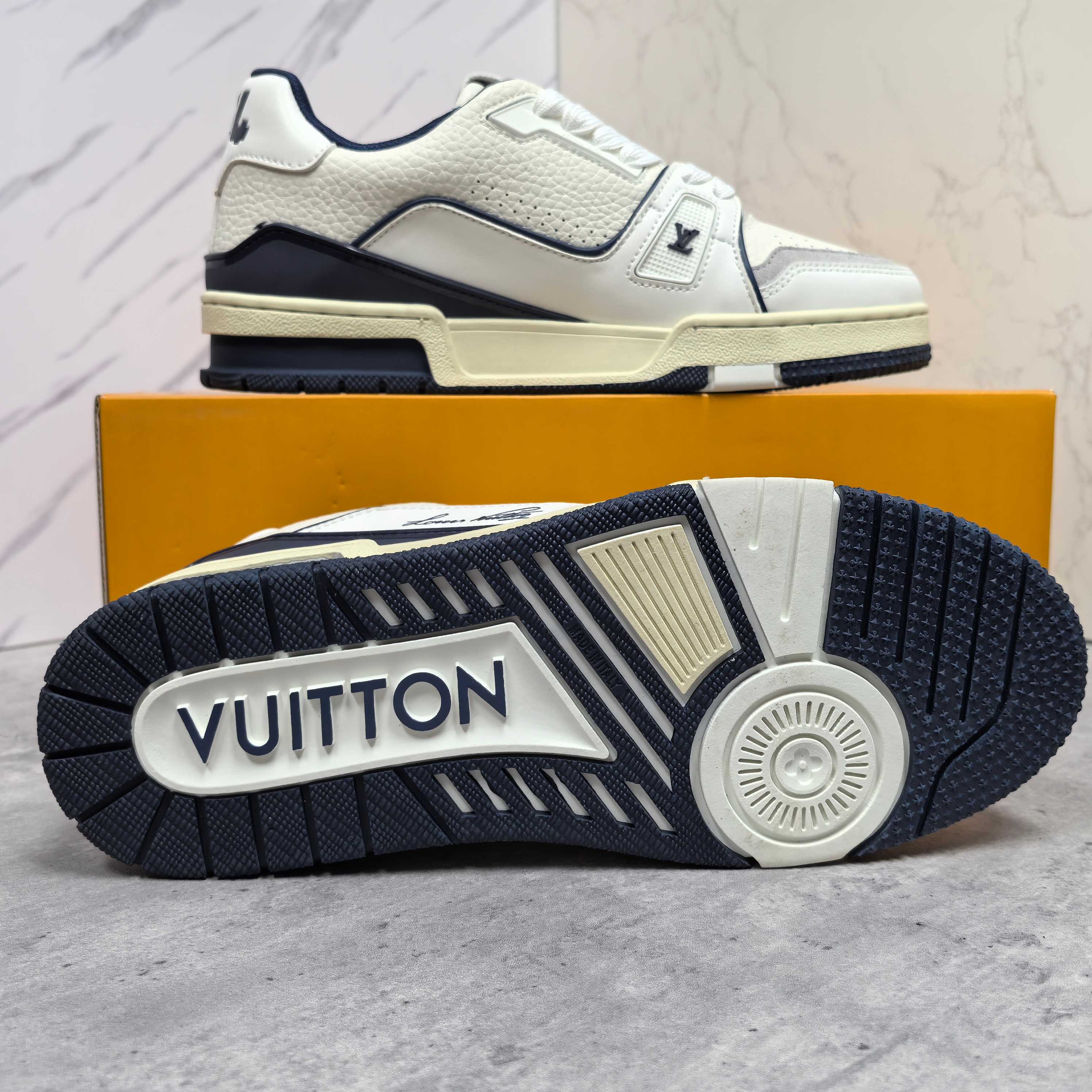 LOUIS VUITTON Trainer 牛皮 压纹系带 低帮スタイリッシュスニーカー 男女兼用