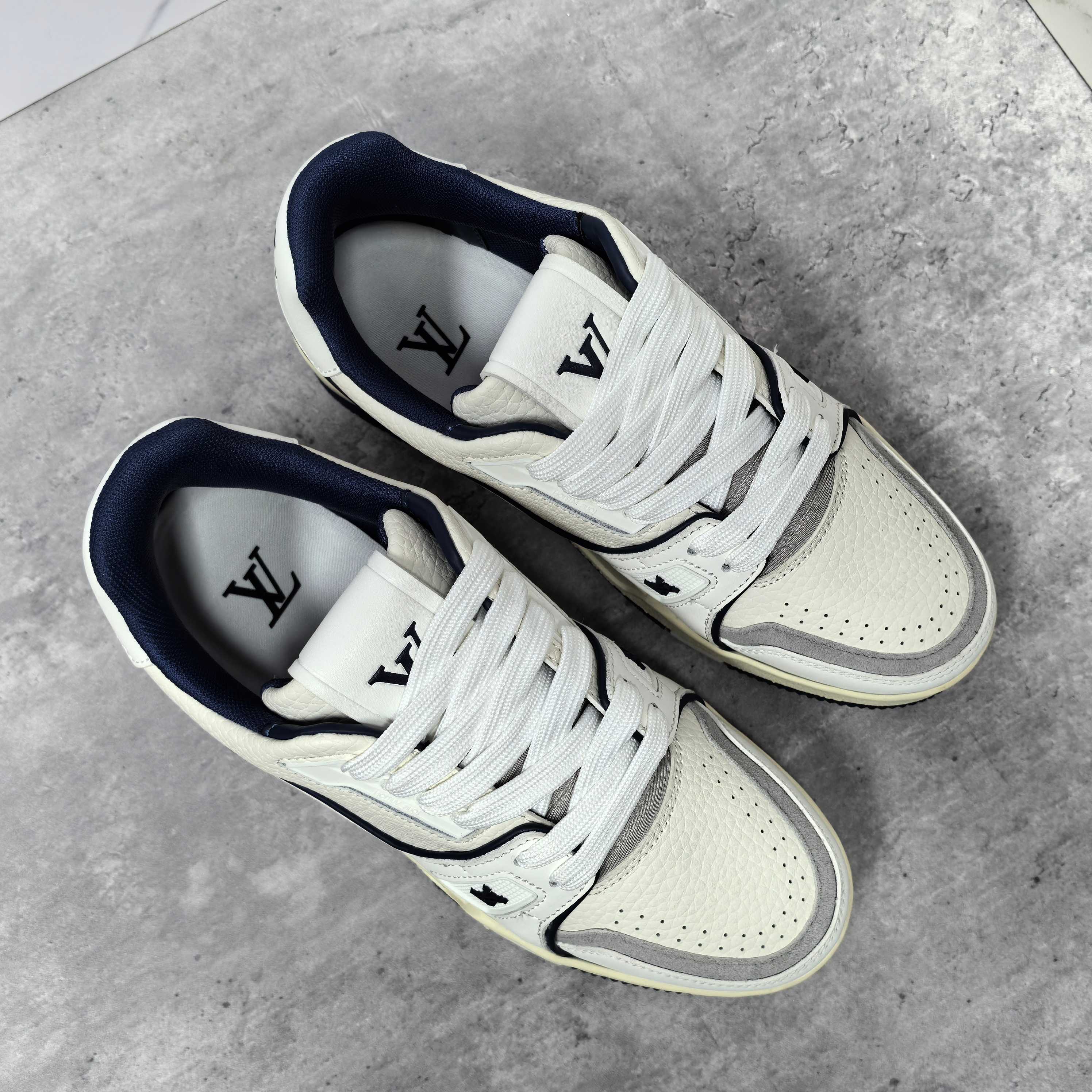 LOUIS VUITTON Trainer 牛皮 压纹系带 低帮スタイリッシュスニーカー 男女兼用