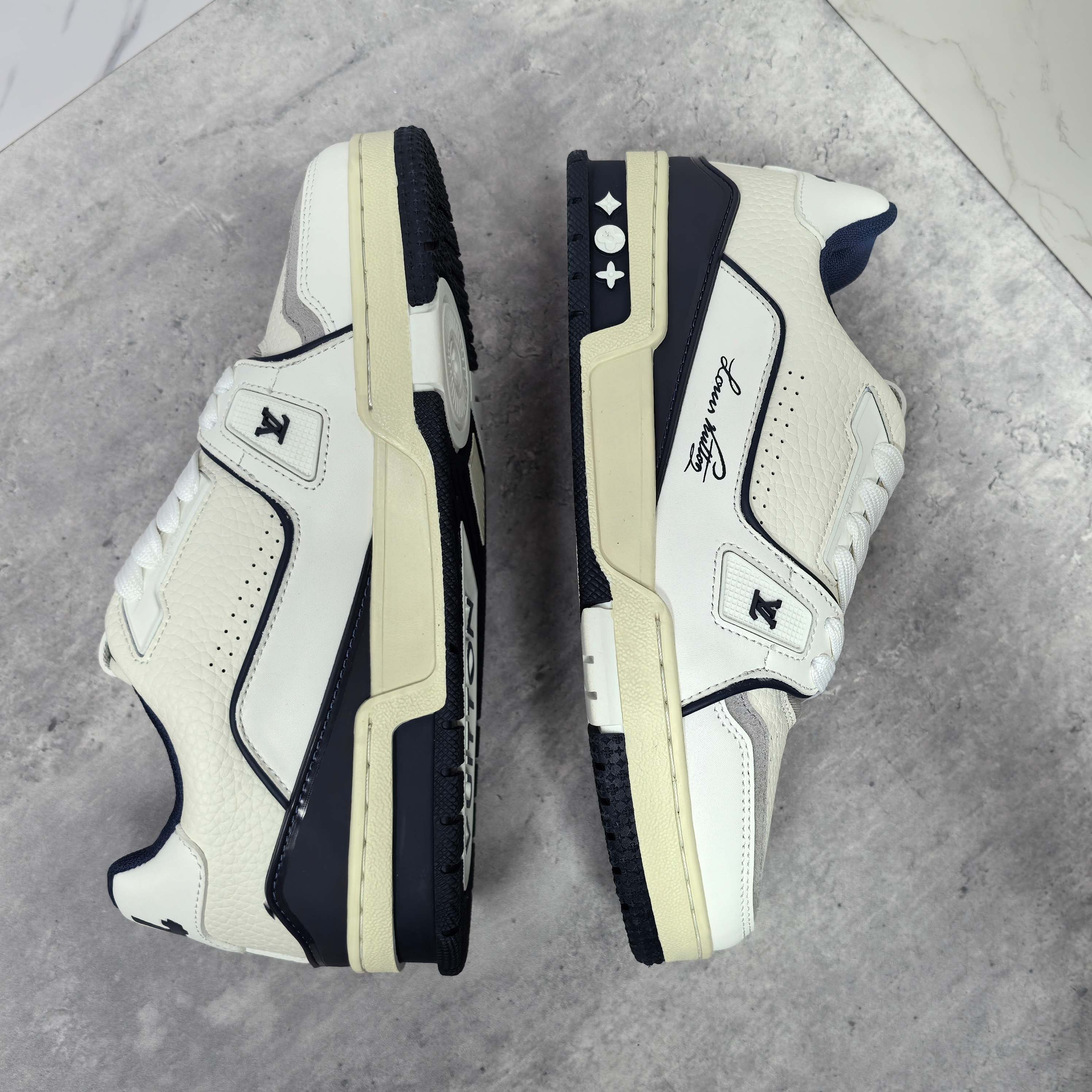 LOUIS VUITTON Trainer 牛皮 压纹系带 低帮スタイリッシュスニーカー 男女兼用