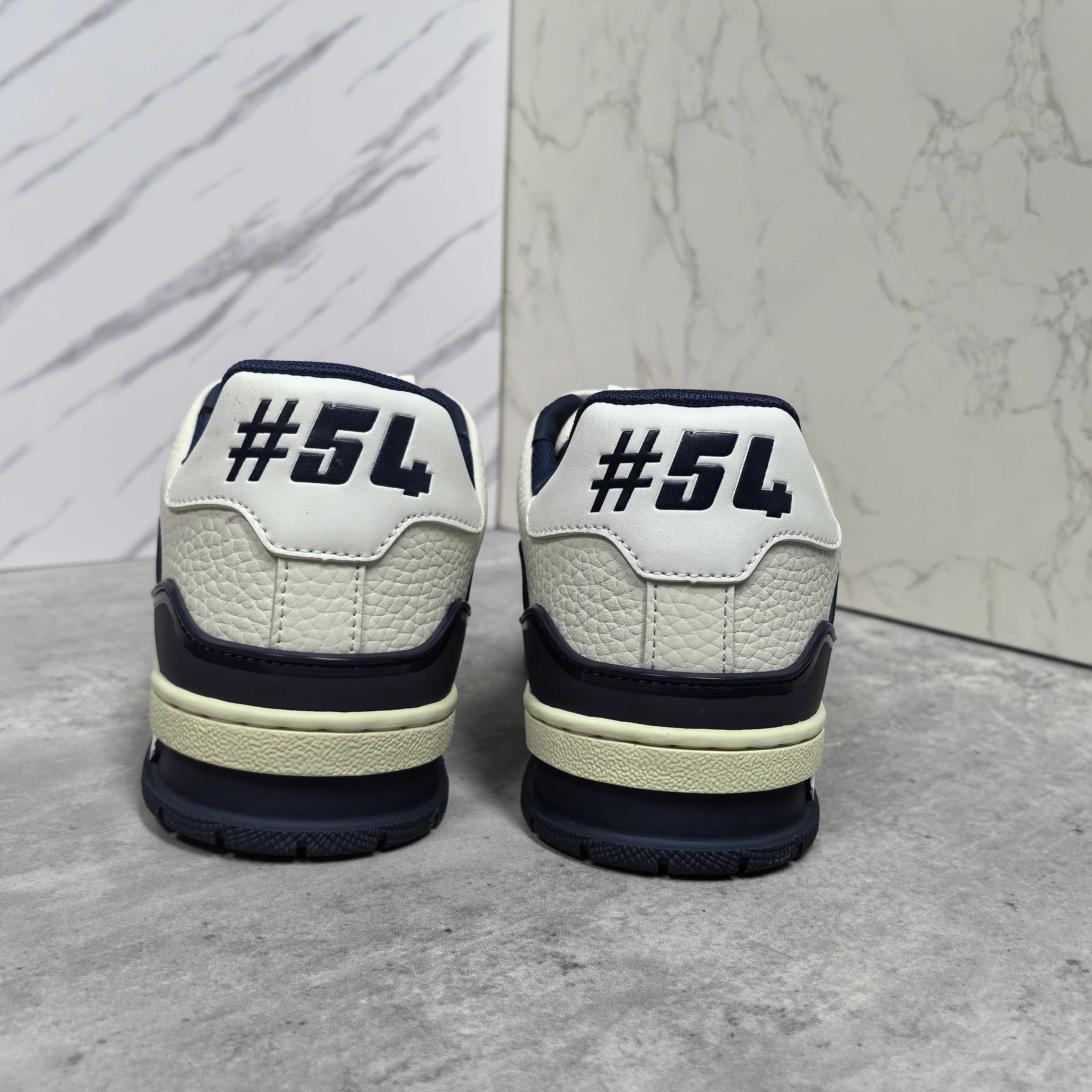 LOUIS VUITTON Trainer 牛皮 压纹系带 低帮スタイリッシュスニーカー 男女兼用