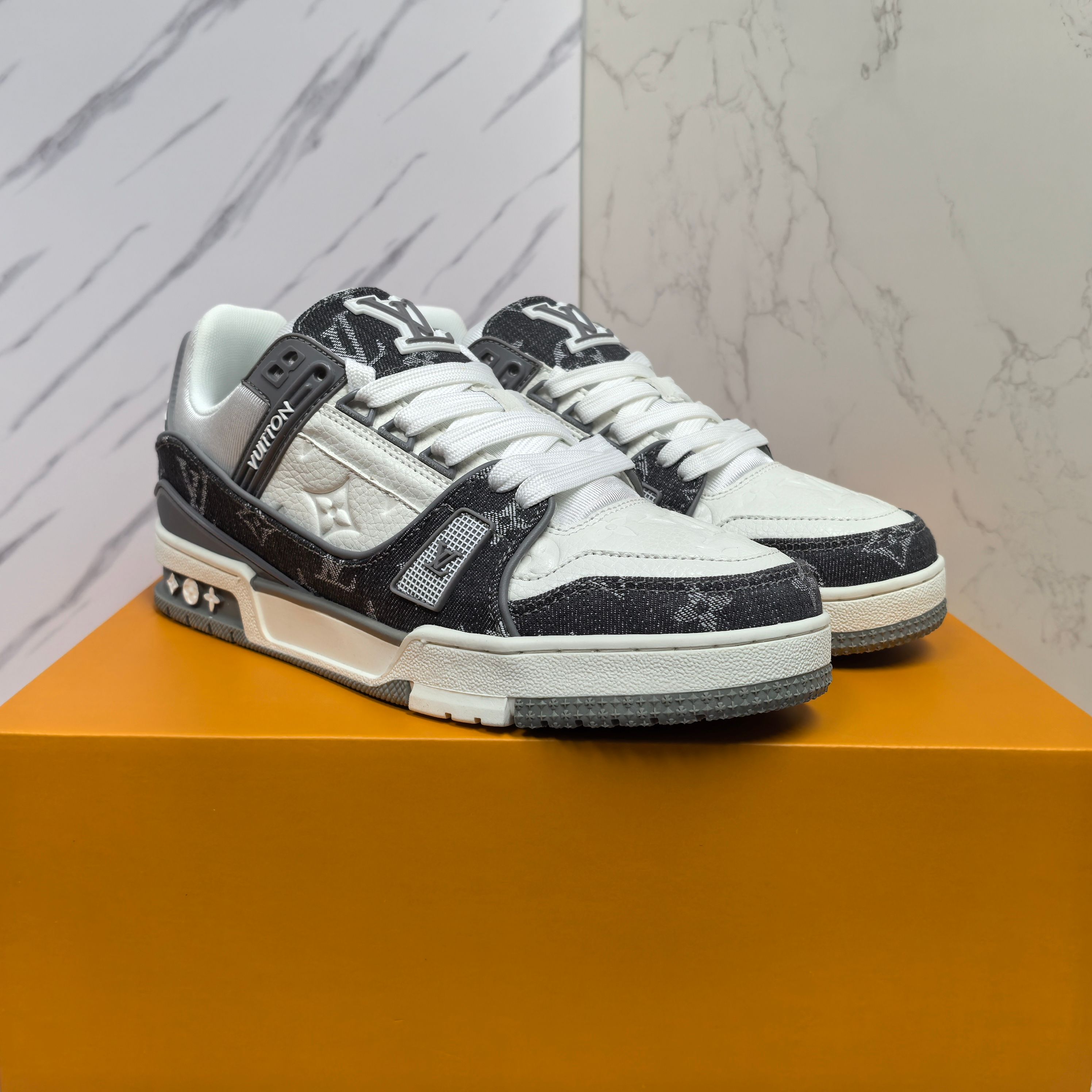 LOUIS VUITTON Trainer 牛皮系带低帮板鞋 男女兼用