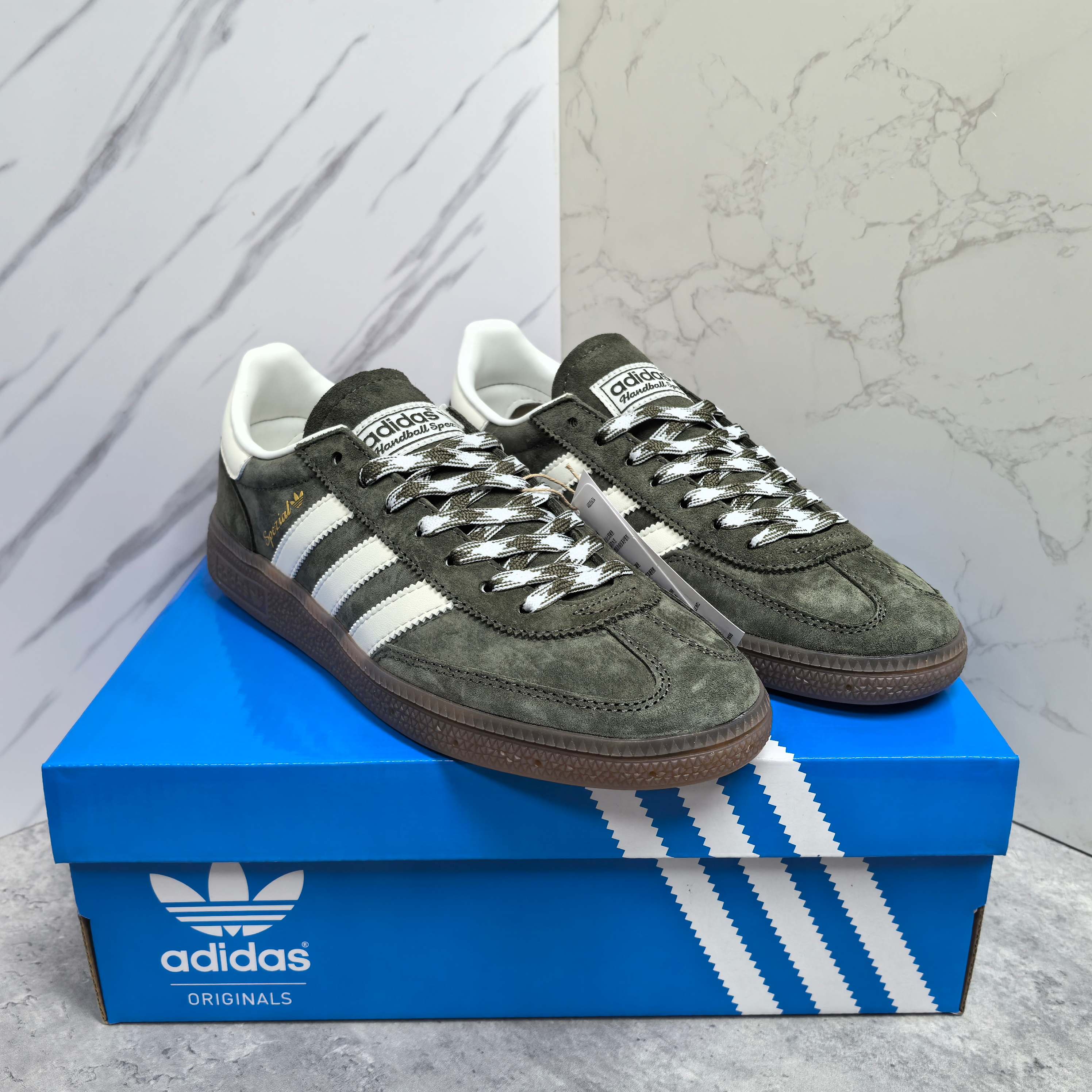 NO:690120,High version, real price, adidas originals HANDBALL SPEZIAL, comfortable fit, low top moral training shoes, same style for men and women, olive green, size 35.5-45,, adidas19860909高版本实价 adidas originals HANDBALL SPEZIAL 舒适贴合 低帮 德训鞋 男女同款 橄榄绿 码数35.5-45,,adidas,Men's shoes