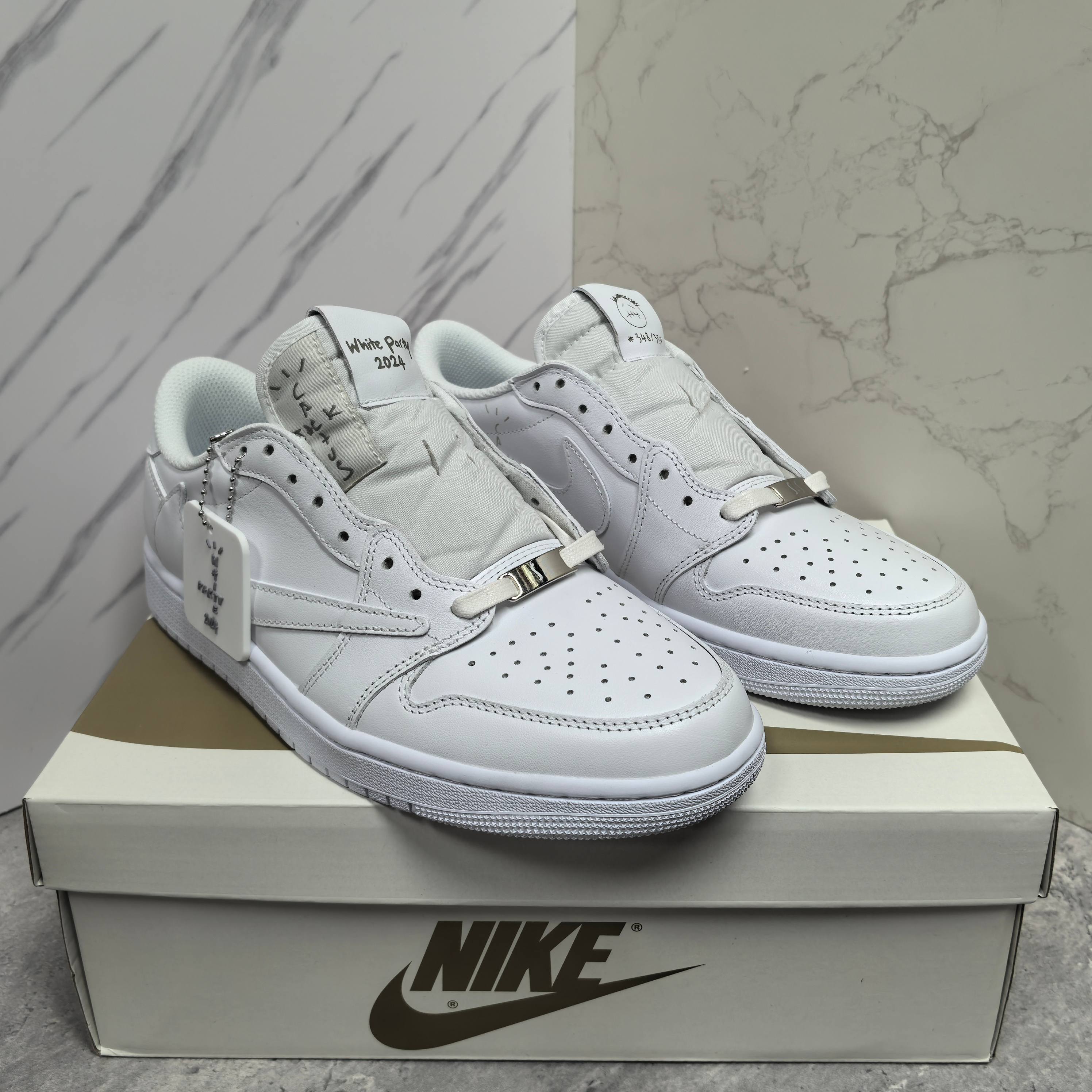 NO:690125,The top pure original version, pure original Travis Scott x Air Jordan 1 AJ1 Low, barbed low-top rime Asia original leather, clear velvet feel, perfect and realistic grimace logo on the heel, perfect shoe shape. Compared with the company's naked shoe-like craftsmanship, the cleanest shoe shape details are the most powerful version on the market currently!  size36 36.5 37.5 38 38.5 39 40 40.5 41 42 42.5 43 44 44.5 45 46 47.5,19860909顶级纯原版本 纯原Travis Scott x Air Jordan 1 AJ1 Low 倒钩低帮rime Asia 原厂皮料 绒感清晰,后跟鬼脸logo完美逼真 ,完美鞋型 对比公司裸鞋般工艺,目前市面清洁度鞋型细节最强性版本！ size36 36.5 37.5 38 38.5 39 40 40.5 41 42 42.5 43 44 44.5 45 46 47.5,,Men's shoes