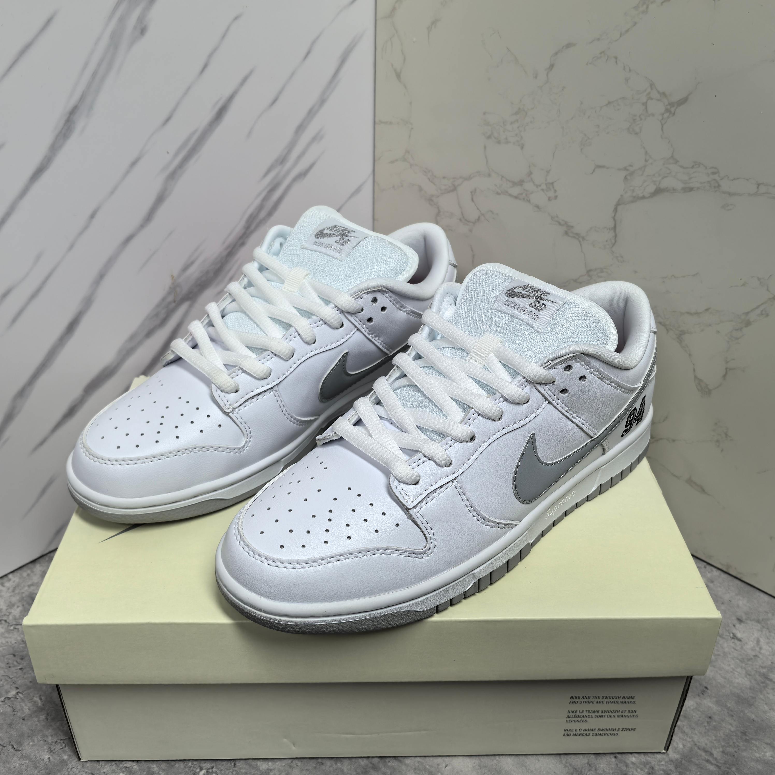 NO:690133,High version, real price, Nike x Supreme Dunk SB Low, comfortable and versatile, non-slip and wear-resistant, low-top sneakers, same style for men and women, white, size 36-46,19860909高版本实价 Nike x Supreme Dunk SB Low 舒适百搭 防滑耐磨 低帮 板鞋 男女同款 白色 尺码36-46,,Men's shoes