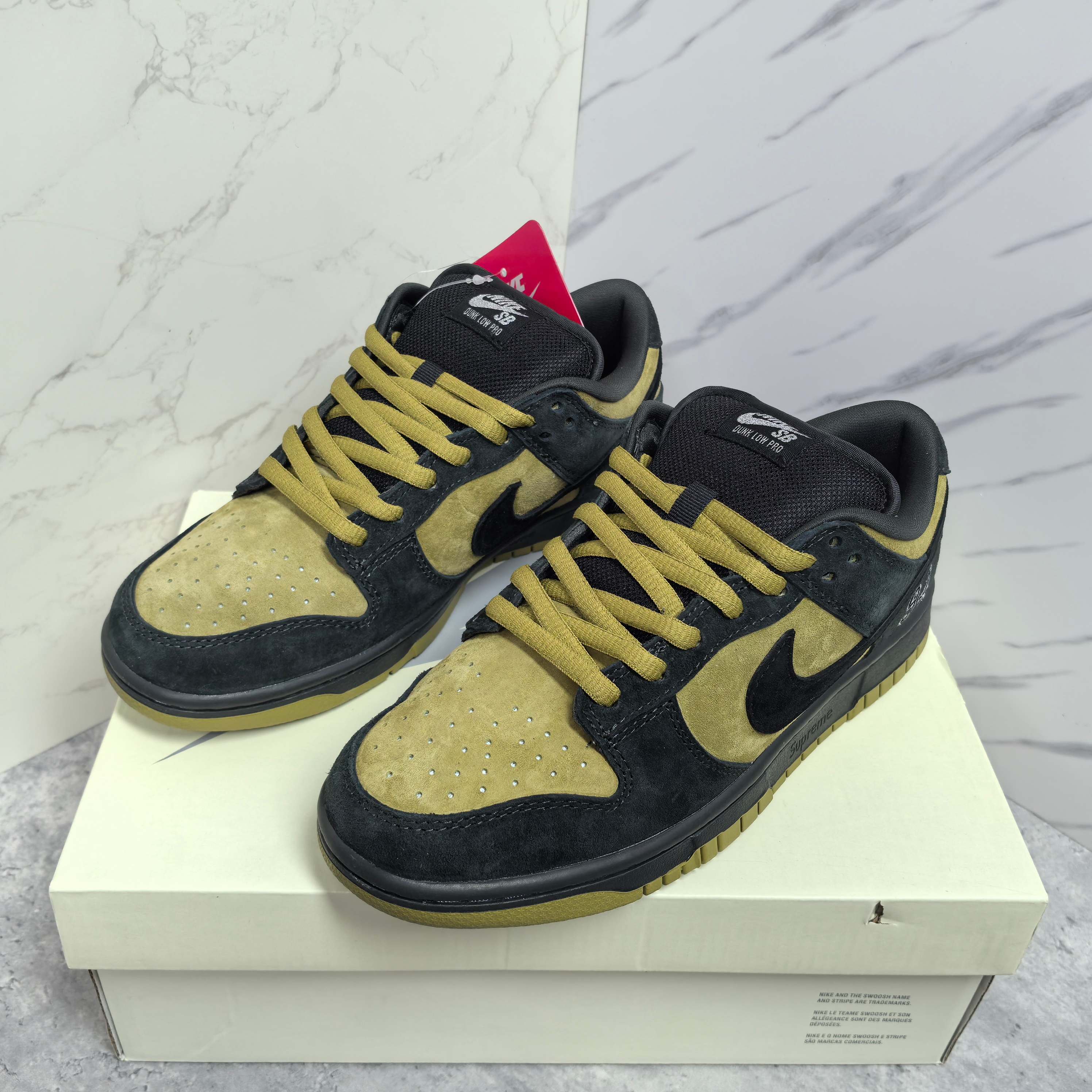 NO:690142,High version, real price, Nike x Supreme Dunk SB Low, comfortable and versatile, non-slip and wear-resistant, low-top sneakers, same style for men and women, size 36-46,19860909高版本实价 Nike x Supreme Dunk SB Low 舒适百搭 防滑耐磨 低帮 板鞋 男女同款 尺码36-46,,Men's shoes
