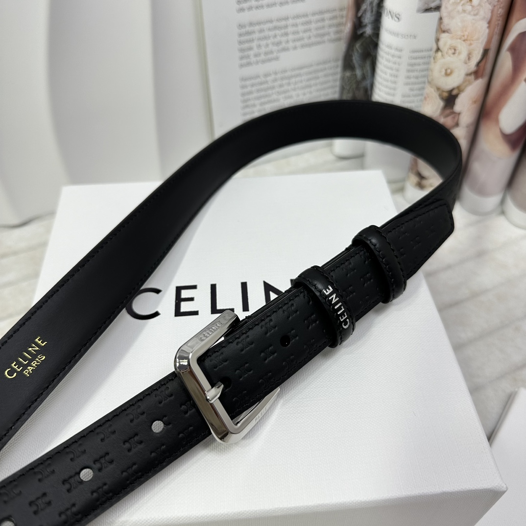 CELINE 宽度：2.5cm 带身采用黑色头层牛皮压凯旋门标志印花亮银针扣