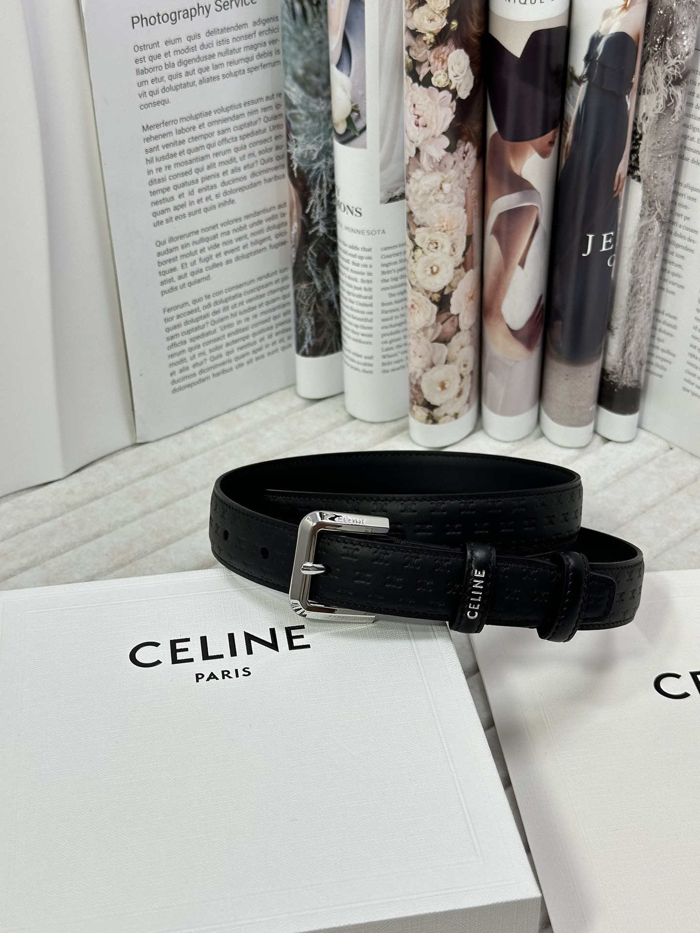 CELINE 宽度：2.5cm 带身采用黑色头层牛皮压凯旋门标志印花亮银针扣