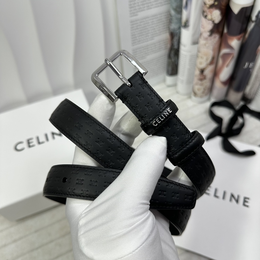 CELINE 宽度：2.5cm 带身采用黑色头层牛皮压凯旋门标志印花亮银针扣