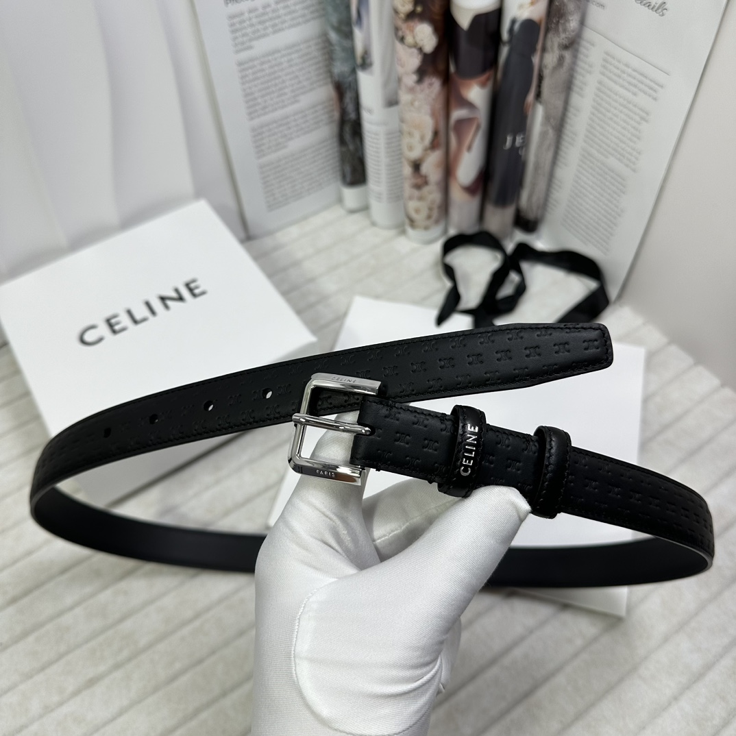 CELINE 宽度：2.5cm 带身采用黑色头层牛皮压凯旋门标志印花亮银针扣