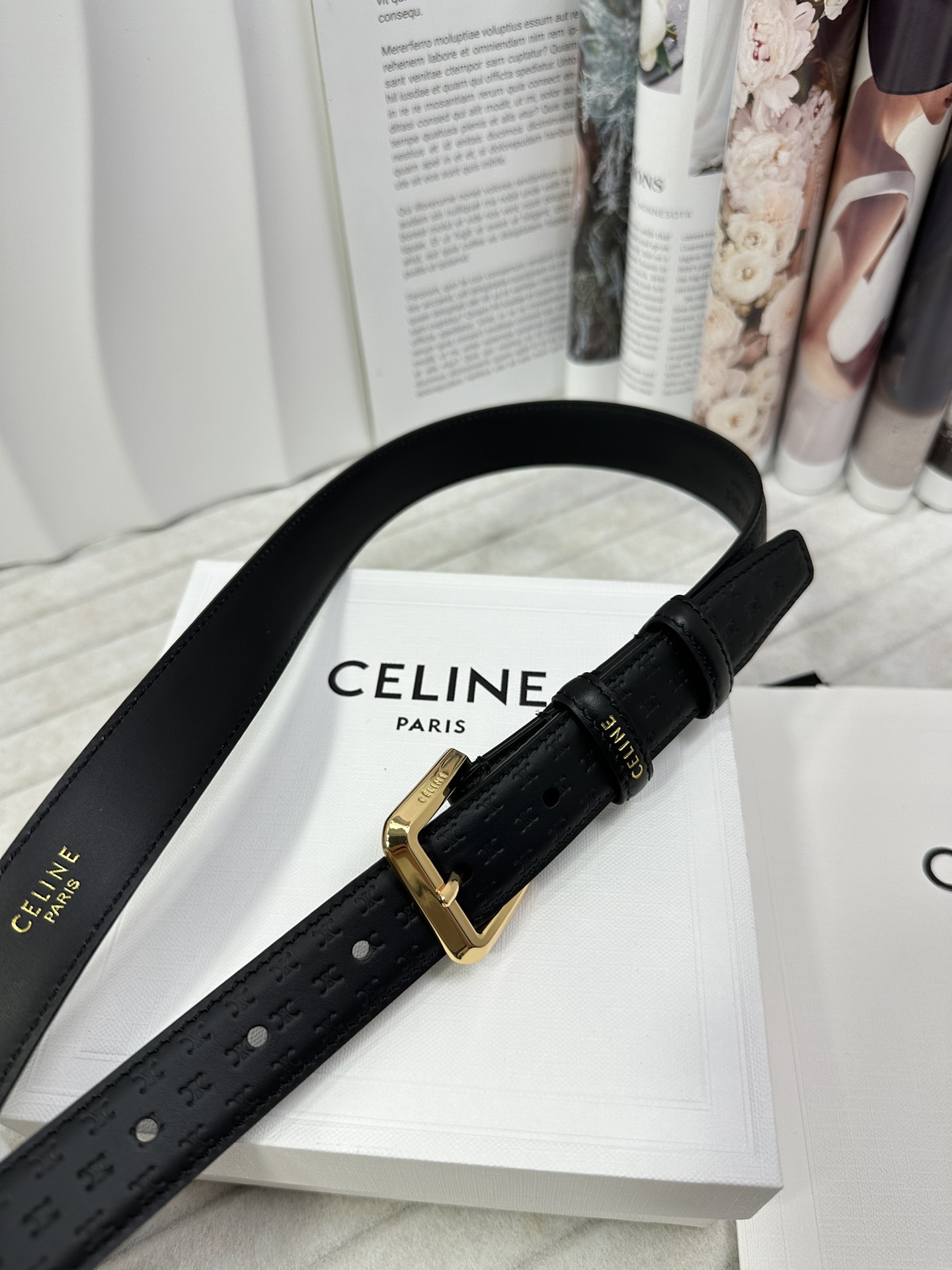 CELINE 宽度：2.5cm 带身采用黑色头层牛皮压凯旋门标志印花