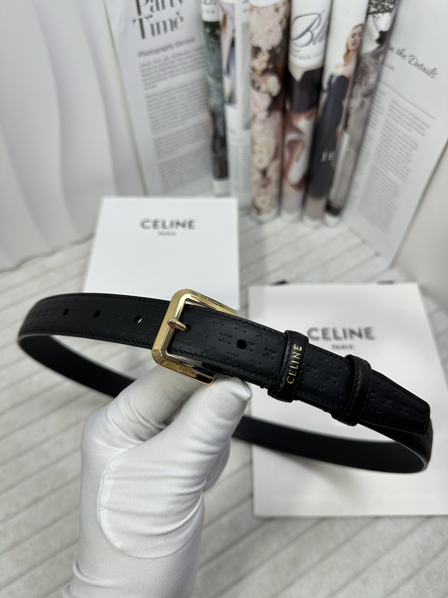 CELINE 宽度：2.5cm 带身采用黑色头层牛皮压凯旋门标志印花