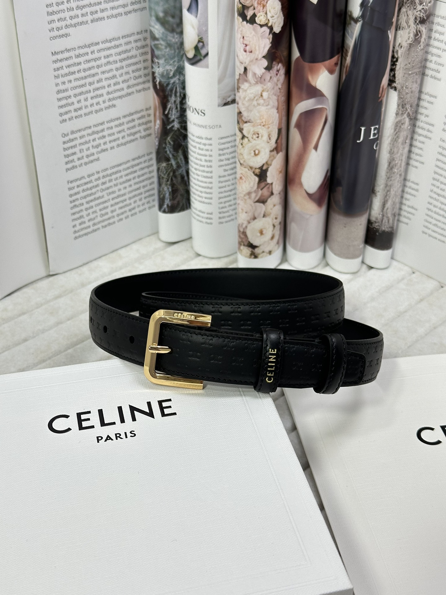 CELINE 宽度：2.5cm 带身采用黑色头层牛皮压凯旋门标志印花