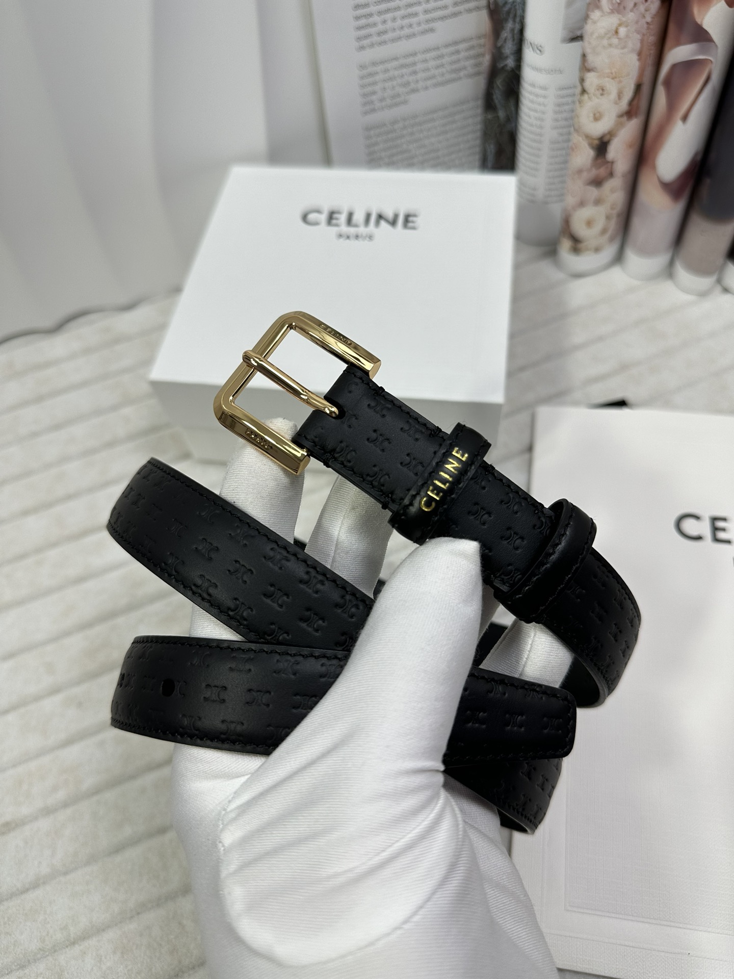 CELINE 宽度：2.5cm 带身采用黑色头层牛皮压凯旋门标志印花